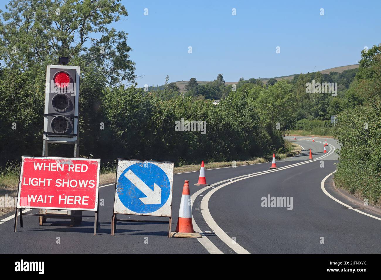 Attente aux travaux de voirie contrôlés par les feux de signalisation dans le Somerset, en Angleterre. Aucun trafic ne s'approche de la direction opposée Banque D'Images