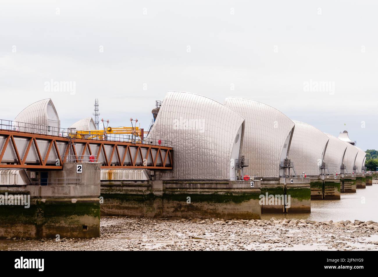 Barrière d'inondation de la Tamise depuis le parc de la barrière de la Tamise, Silvertown, en direction de New Charlton, Newham Banque D'Images