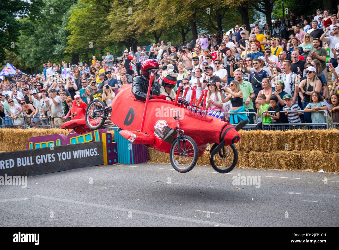 L'équipe arrête que Pigeon kart prend le dernier saut à la course de Soapbox de Red Bull 2022 à Alexandra Palace à Londres, Royaume-Uni. Banque D'Images