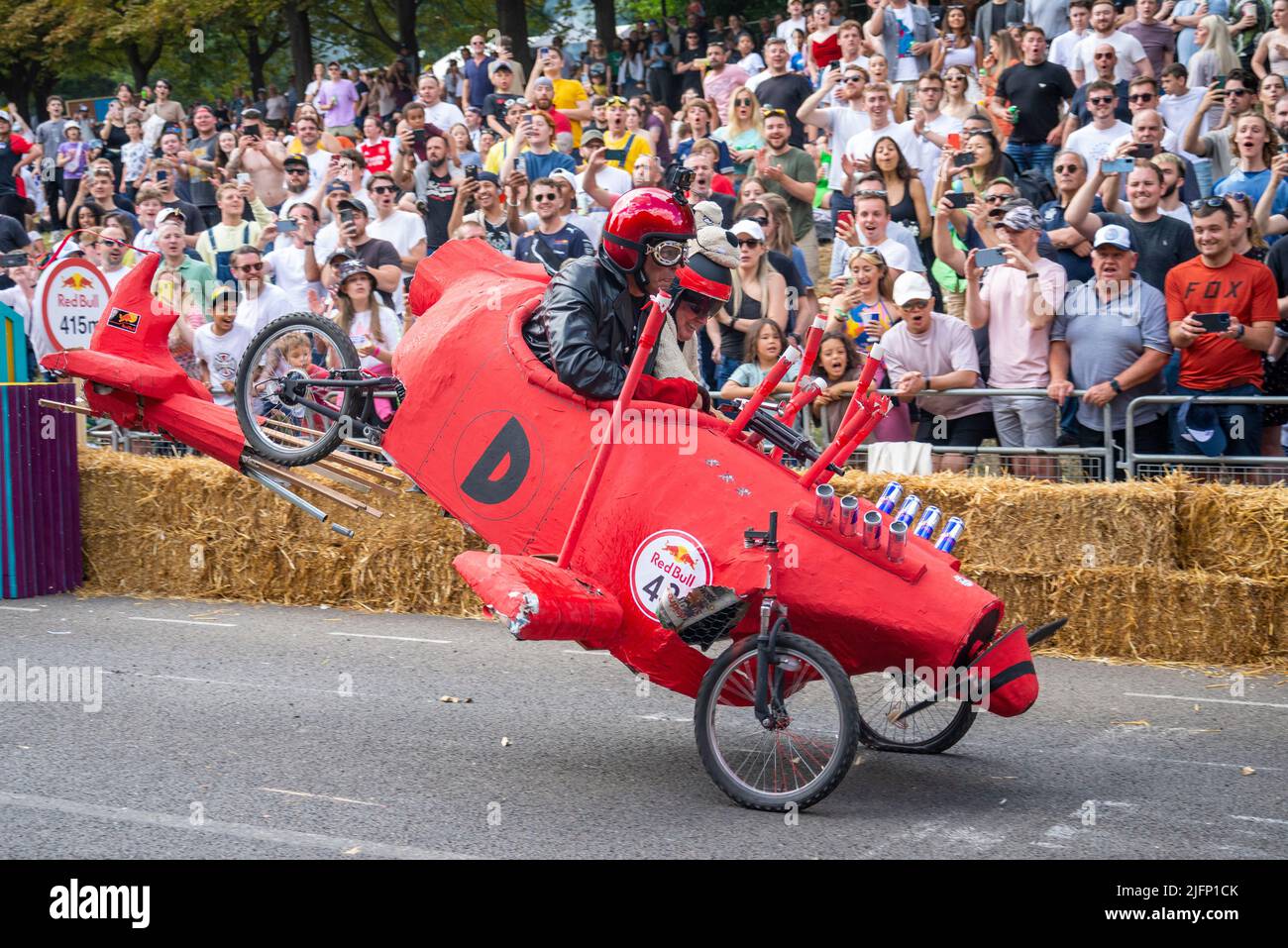 L'équipe arrête que Pigeon kart prend le dernier saut à la course de Soapbox de Red Bull 2022 à Alexandra Palace à Londres, Royaume-Uni. Banque D'Images