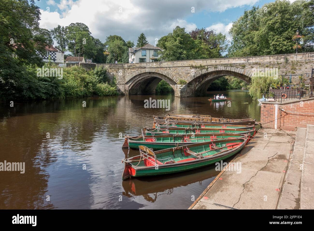 Bateaux à rames sur la rivière Nidd à côté de Knaresborough High Bridge, Knaresborough, North Yorkshire, Royaume-Uni. Banque D'Images