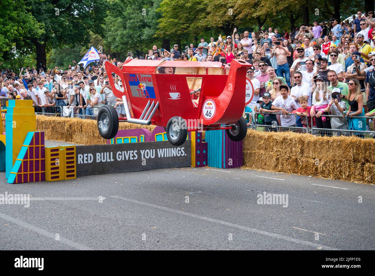 Faites équipe avec le Red Brew Crew kart en prenant le dernier saut à la course Soapbox de Red Bull 2022 à Alexandra Palace à Londres, Royaume-Uni. Banque D'Images