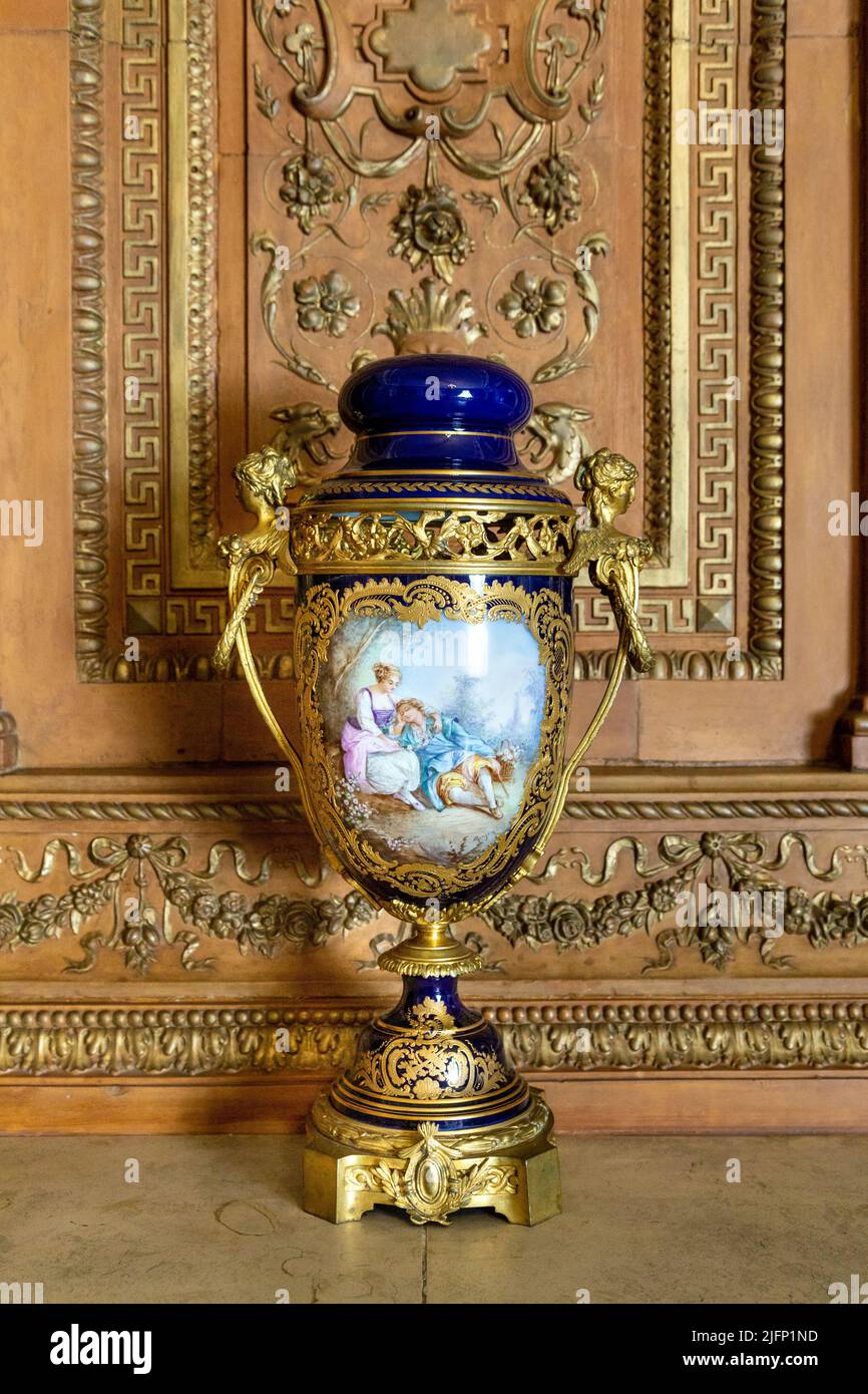 Calice décoratif doré et bleu au musée du palais de Herbst (Muzeum Pałac Herbsta), Lodz, Pologne Banque D'Images
