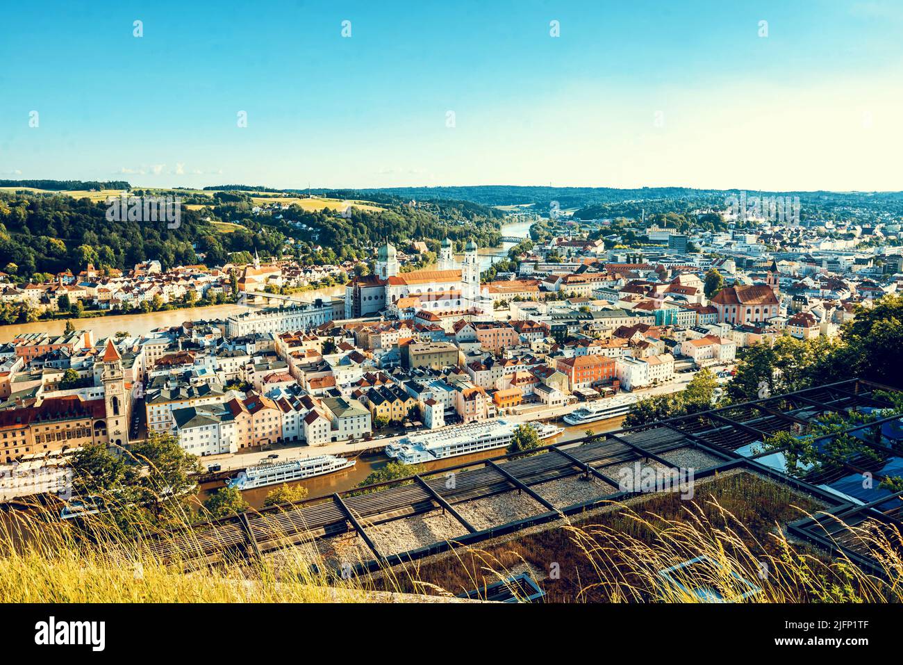 Vue panoramique sur la ville de Passau en Basse-Bavière en Allemagne. Image en tons. Banque D'Images