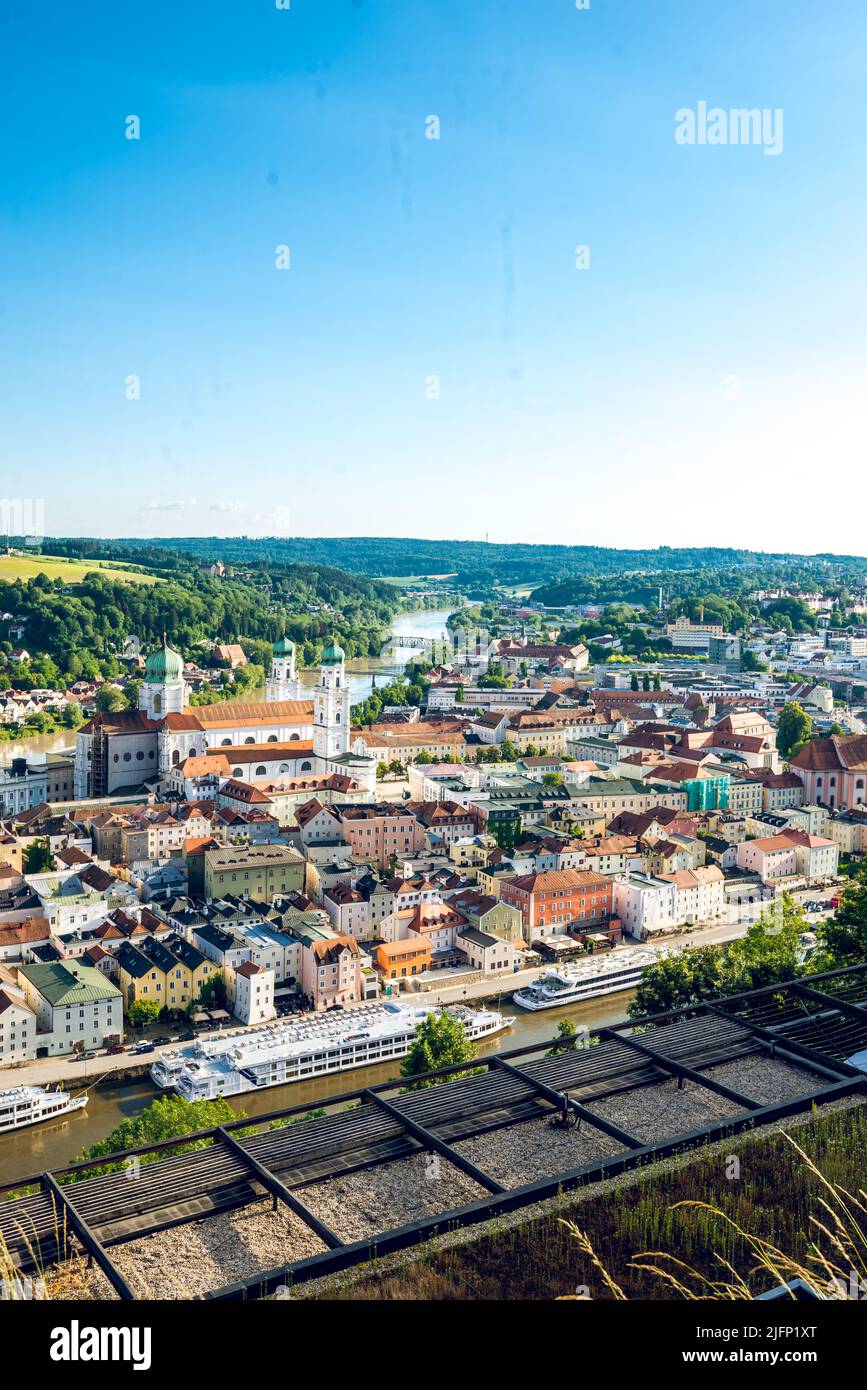 Vue panoramique sur la ville de Passau en Basse-Bavière en Allemagne. Image en tons. Banque D'Images