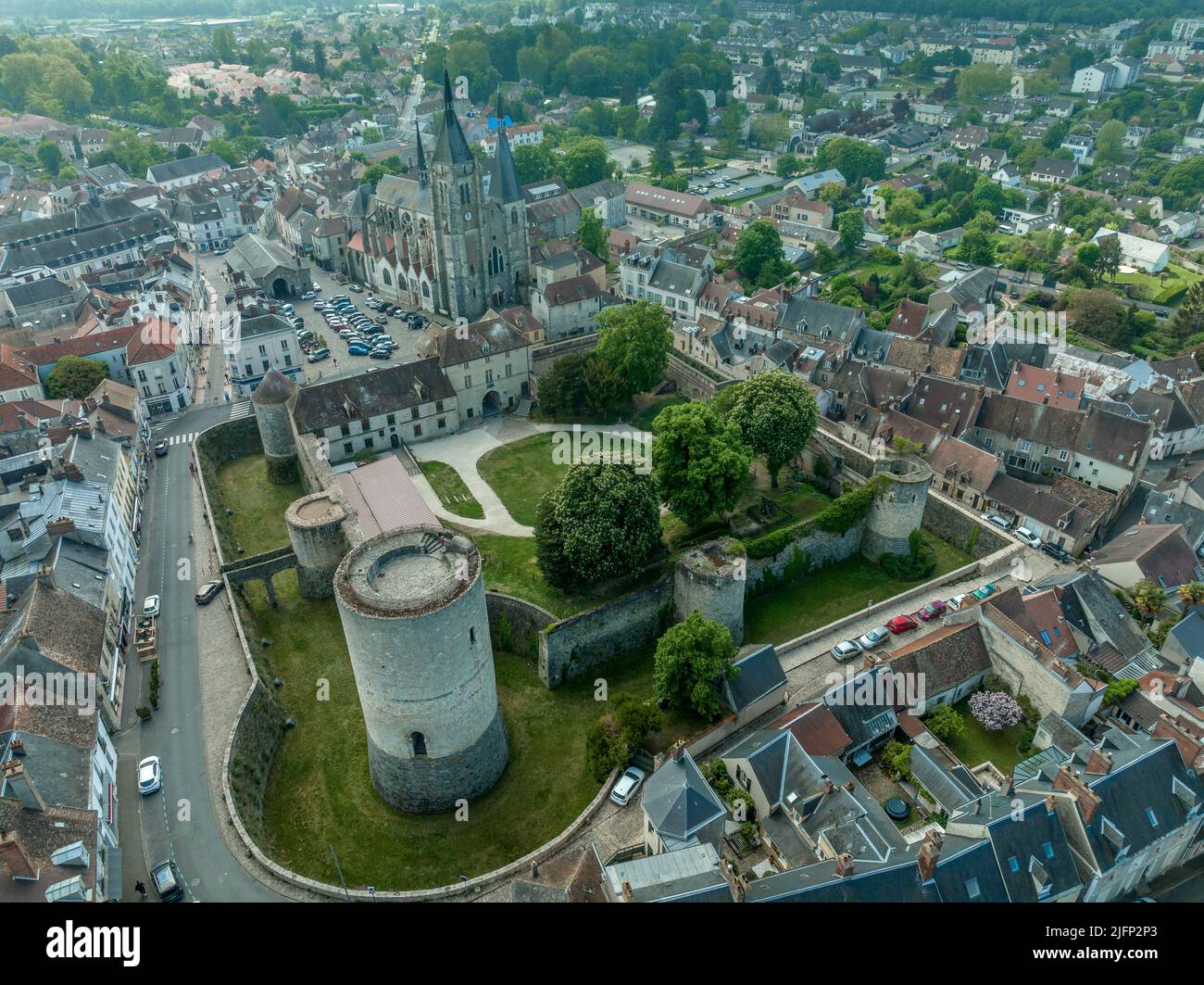 Vue aérienne du château de Dourdan caractéristique de l'architecture militaire de la période médiévale. Il est construit sur un motif carré, avec des tours à trois de la Banque D'Images
