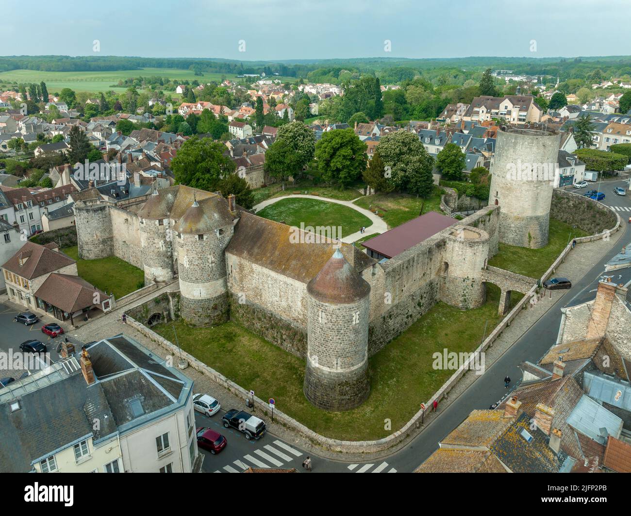 Vue aérienne du château de Dourdan caractéristique de l'architecture militaire de la période médiévale. Il est construit sur un motif carré, avec des tours à trois de la Banque D'Images