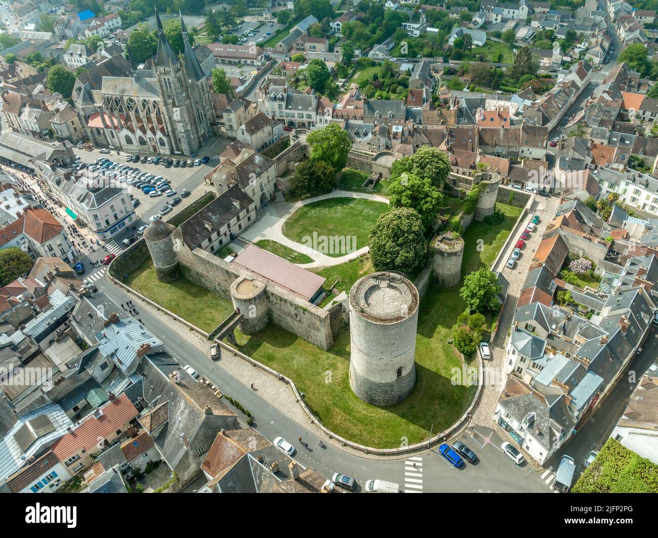 Vue aérienne du château de Dourdan caractéristique de l'architecture militaire de la période médiévale. Il est construit sur un motif carré, avec des tours à trois de la Banque D'Images