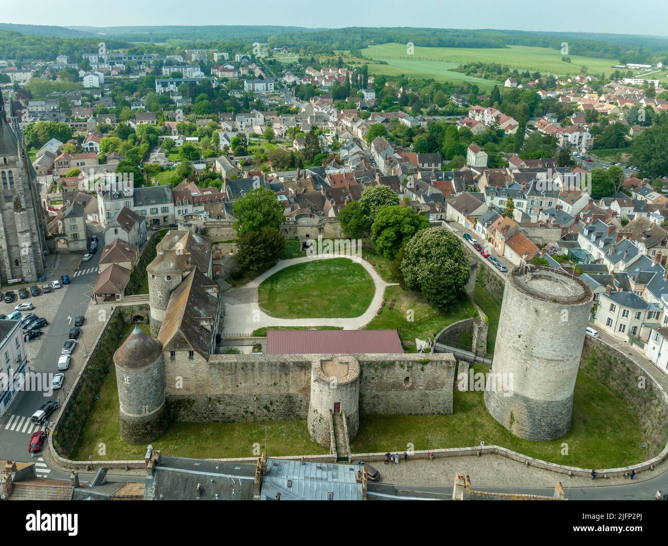 Vue aérienne du château de Dourdan caractéristique de l'architecture militaire de la période médiévale. Il est construit sur un motif carré, avec des tours à trois de la Banque D'Images