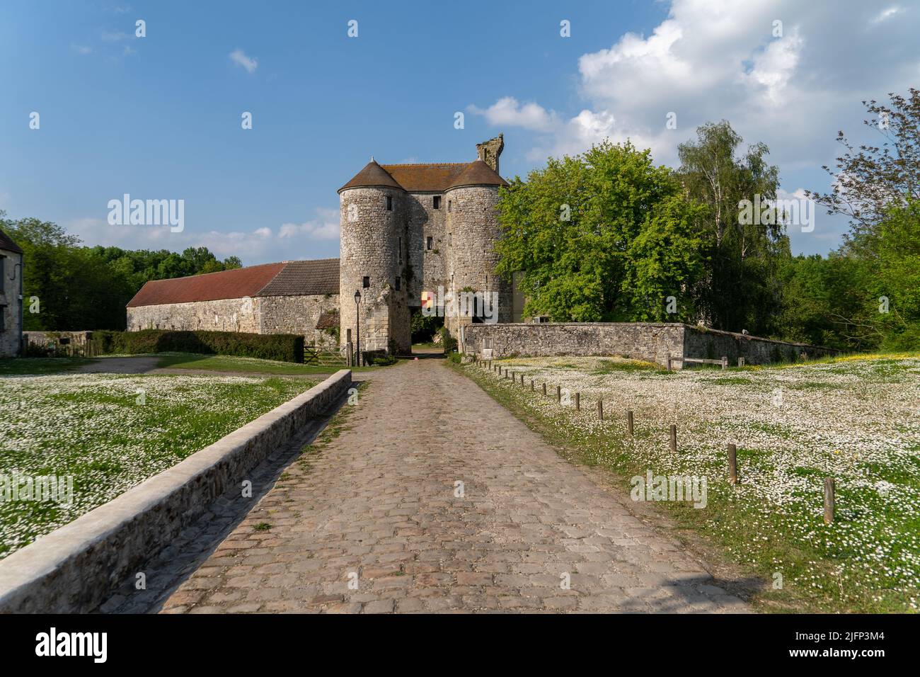 L'entrée du château de Montepilloy protégée par deux tours semi-circulaires en France souffla à moitié de la vue aérienne du donjon médiéval Banque D'Images