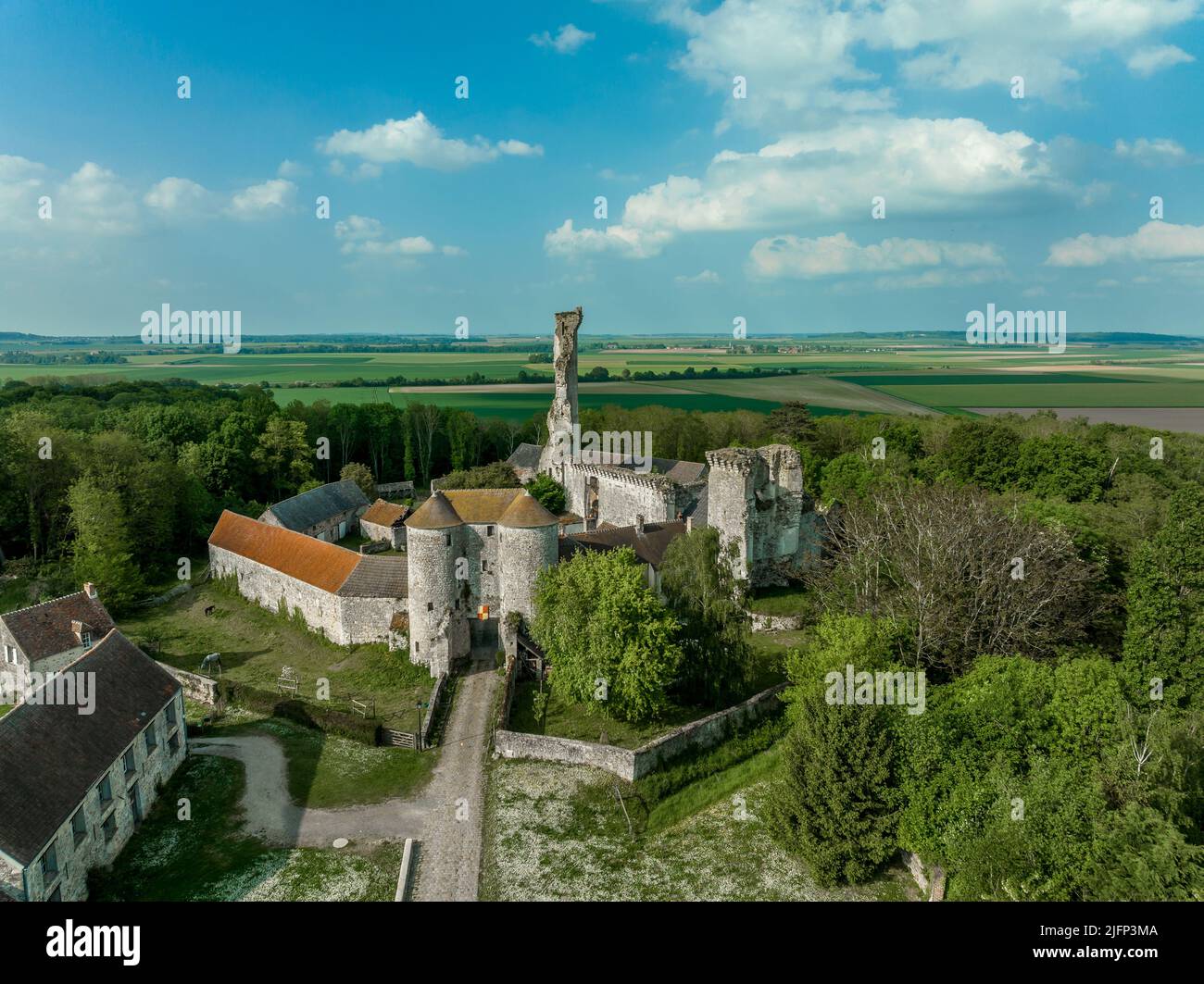 L'entrée du château de Montepilloy protégée par deux tours semi-circulaires en France souffla à moitié de la vue aérienne du donjon médiéval Banque D'Images