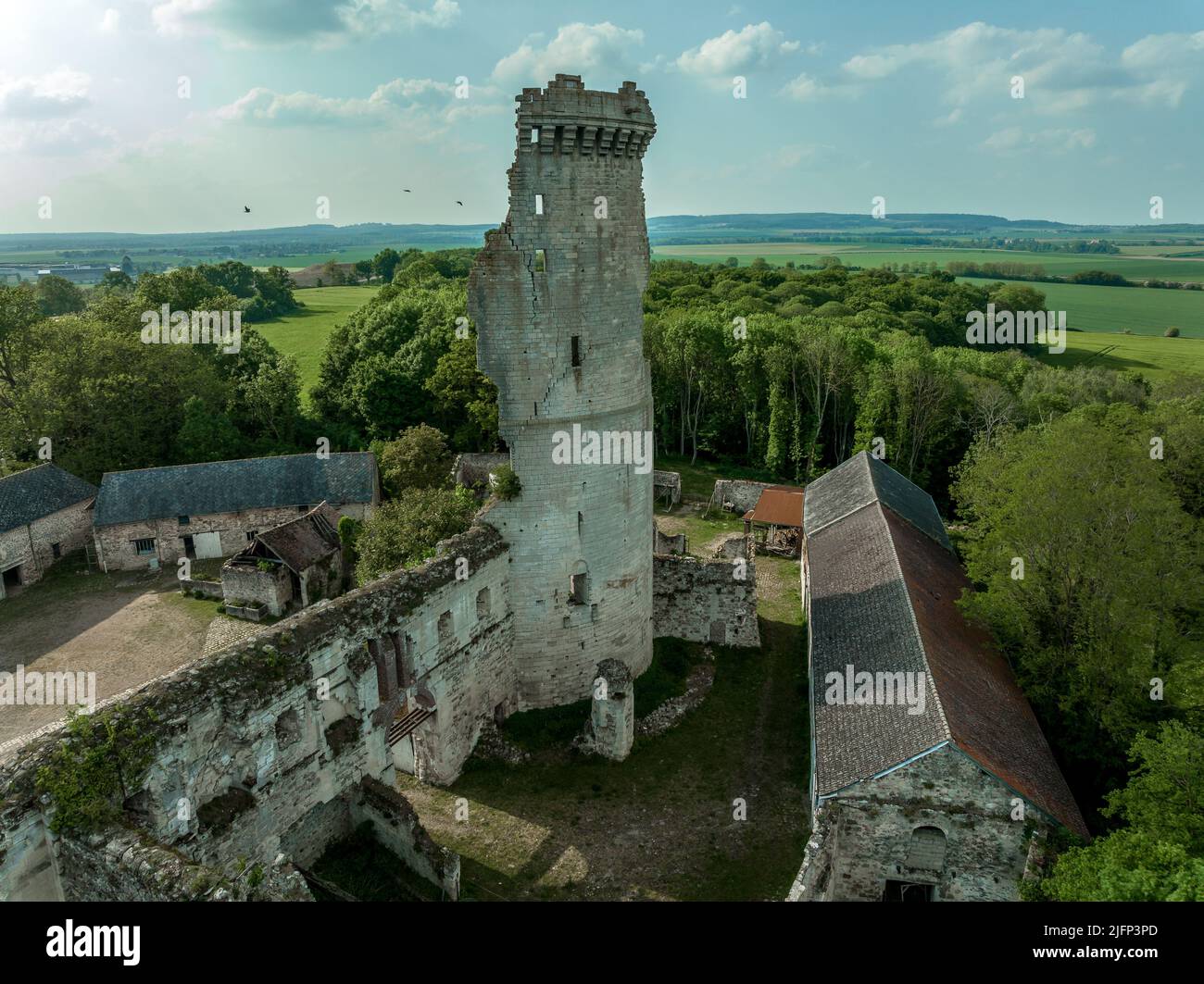 L'entrée du château de Montepilloy protégée par deux tours semi-circulaires en France souffla à moitié de la vue aérienne du donjon médiéval Banque D'Images