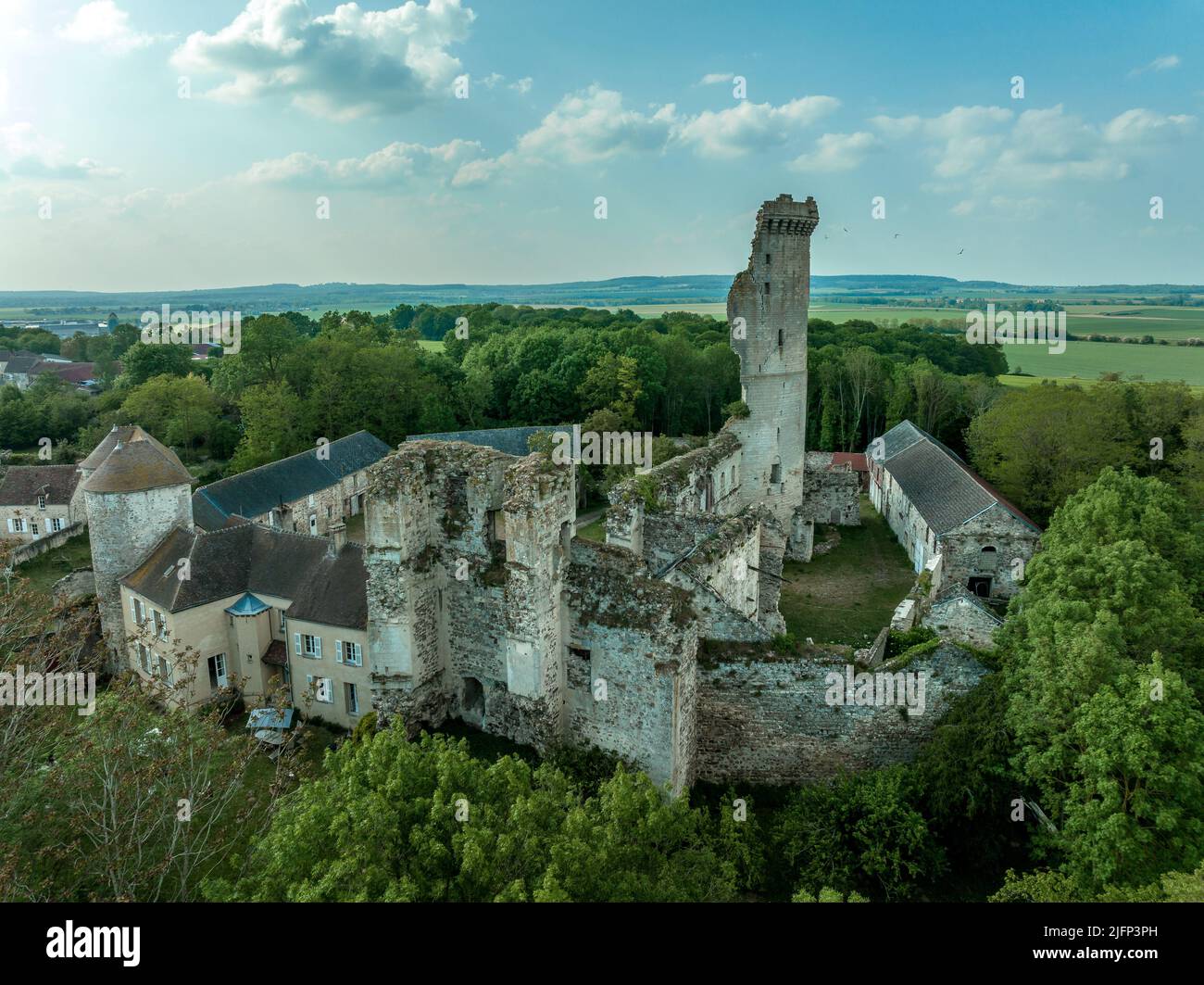 L'entrée du château de Montepilloy protégée par deux tours semi-circulaires en France souffla à moitié de la vue aérienne du donjon médiéval Banque D'Images