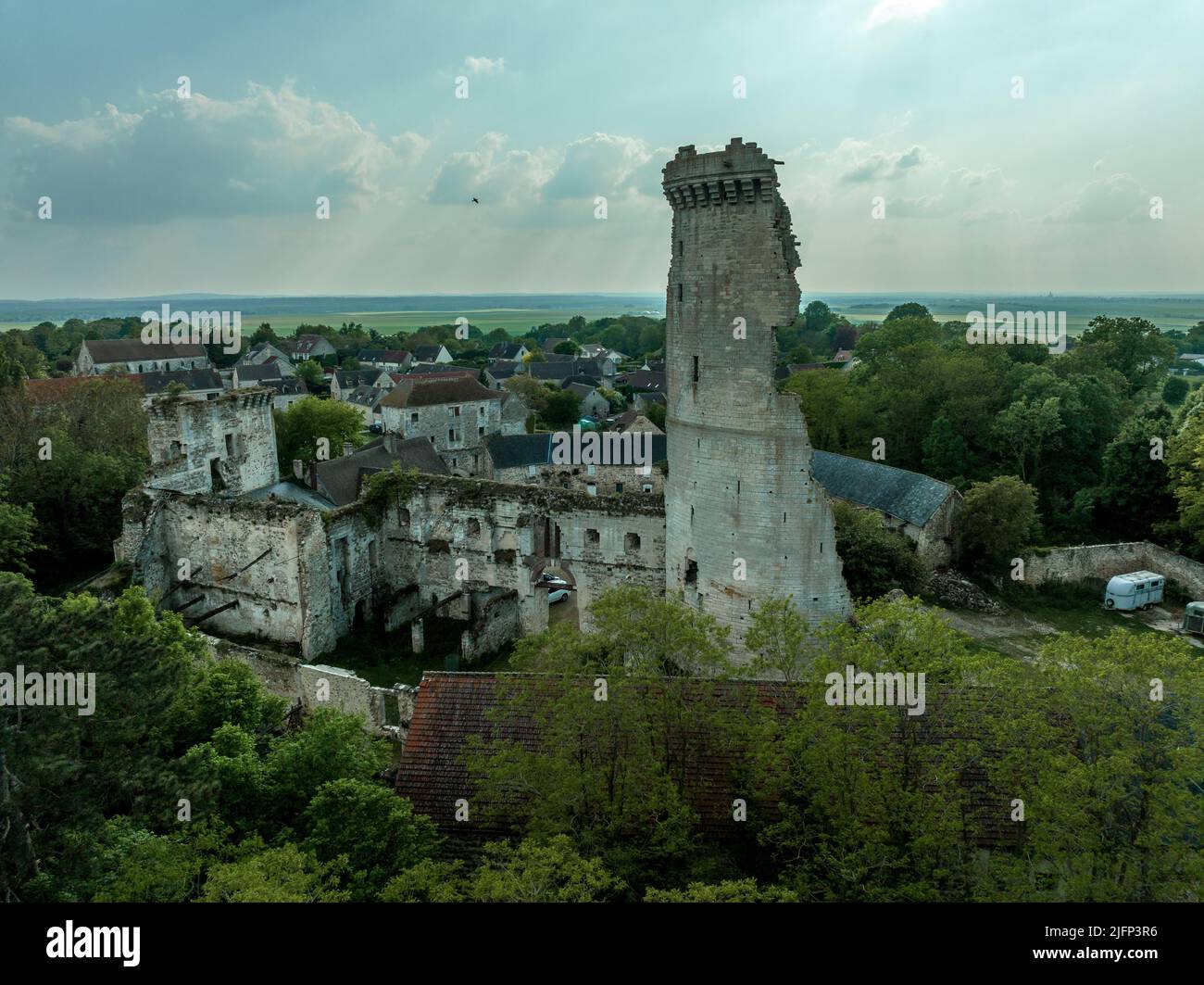 L'entrée du château de Montepilloy protégée par deux tours semi-circulaires en France souffla à moitié de la vue aérienne du donjon médiéval Banque D'Images