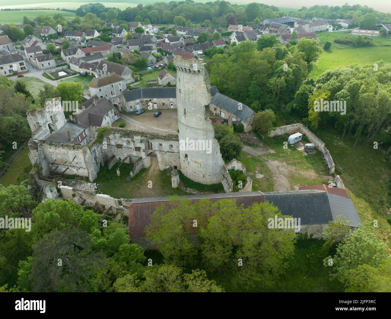 L'entrée du château de Montepilloy protégée par deux tours semi-circulaires en France souffla à moitié de la vue aérienne du donjon médiéval Banque D'Images