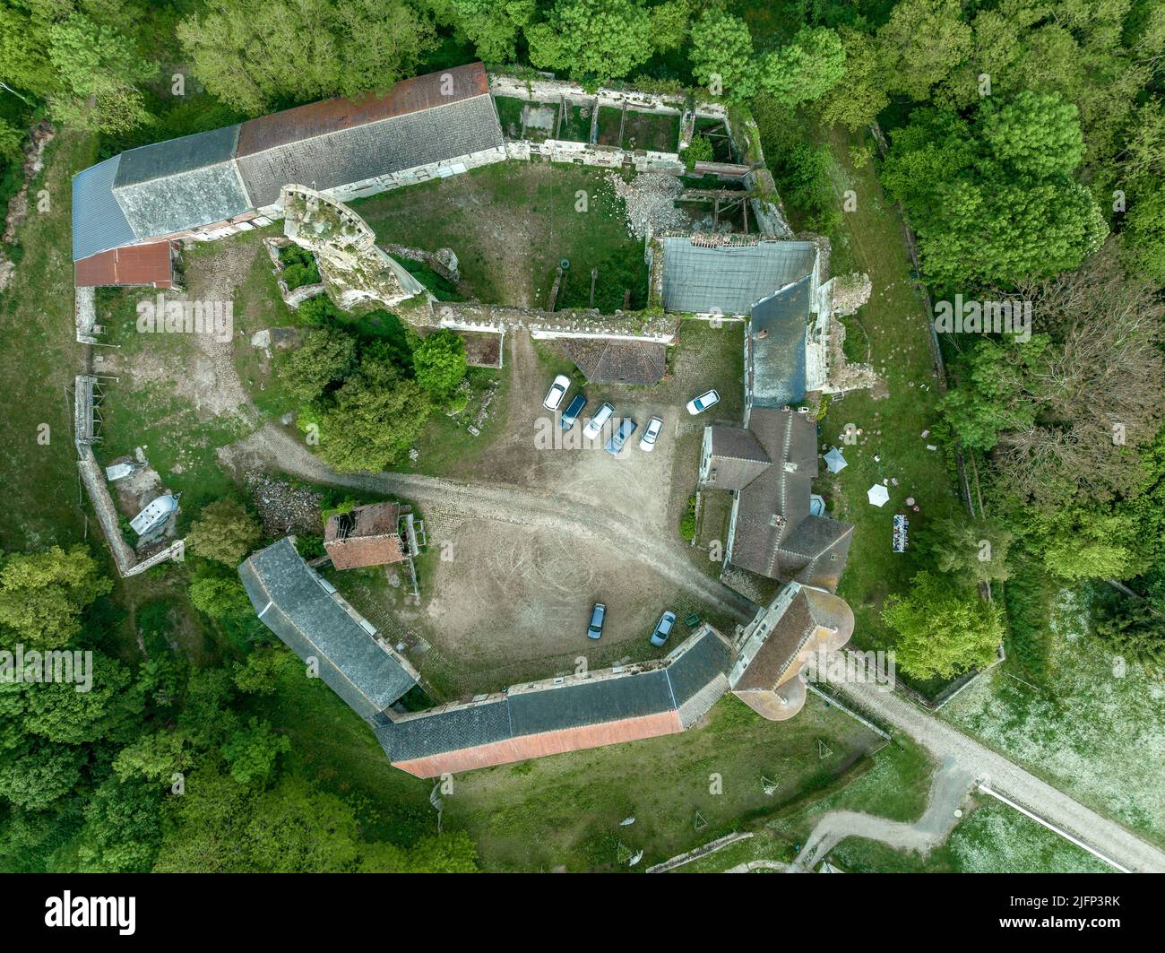 L'entrée du château de Montepilloy protégée par deux tours semi-circulaires en France souffla à moitié de la vue aérienne du donjon médiéval Banque D'Images