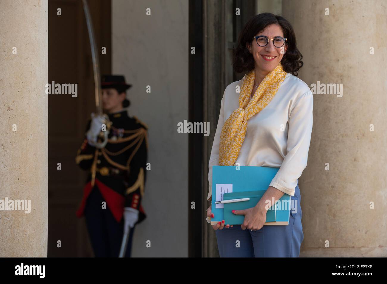 Paris, France. 4th juillet 2022. La ministre française de la Culture, Rima Abdul-Malak, arrive pour la première réunion hebdomadaire du nouveau cabinet à Paris, en France, sur 4 juillet 2022. Le président français Emmanuel Macron a remanié son gouvernement lundi pour la deuxième fois en six semaines, a annoncé l'Elysée. Crédit: Julien Mattia/Xinhua/Alay Live News Banque D'Images