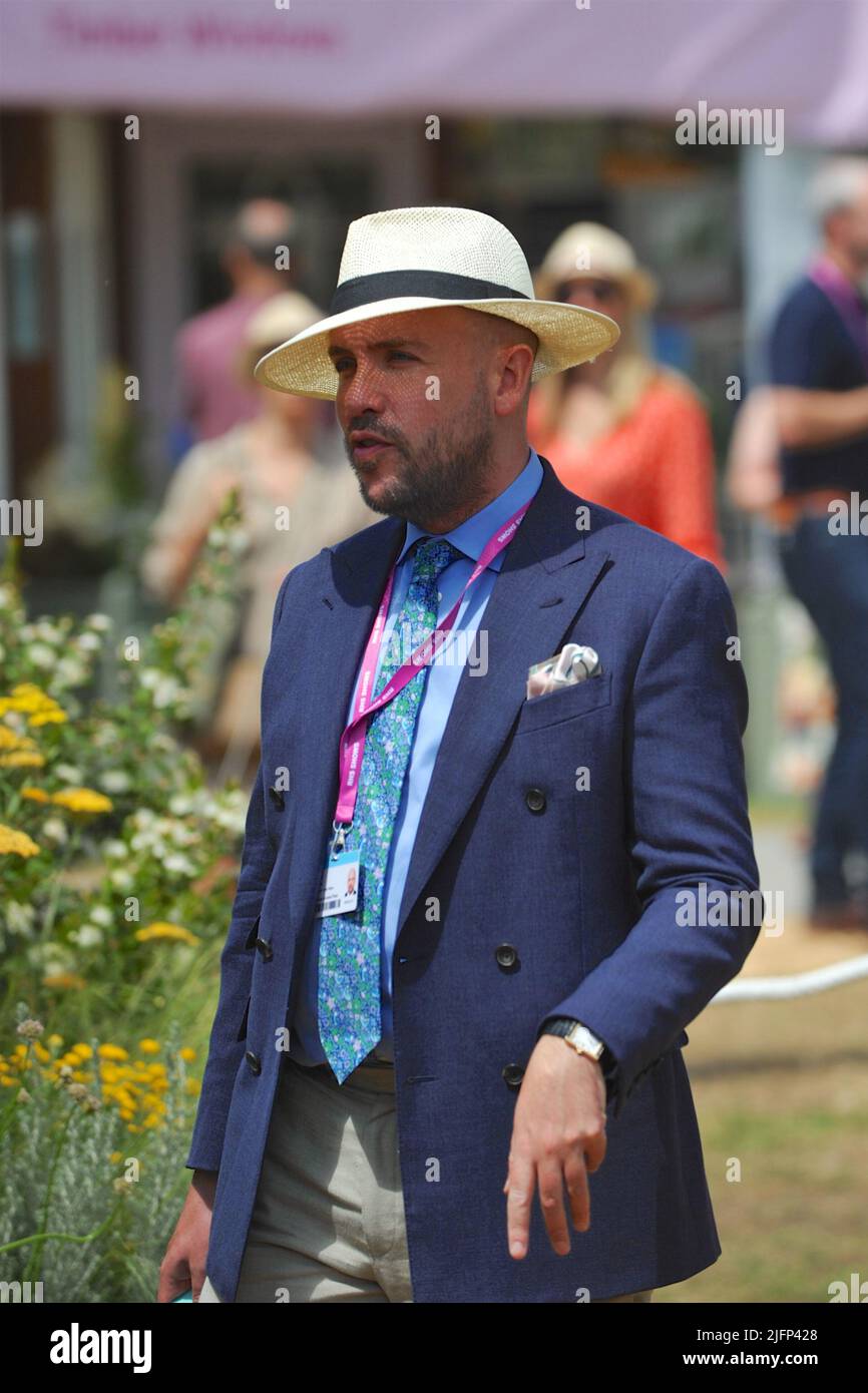 Tom Allen (comédien, acteur, écrivain et présentateur) à l'ouverture du festival de jardin RHS Hampton court Palace. Organisé depuis 1993, le spectacle est le plus prestigieux événement de fleurs et de jardins au Royaume-Uni et le plus grand spectacle annuel de fleurs au monde. Le spectacle prend 18 mois pour planifier et organiser et offre un mélange éclectique de beaux jardins, marquises florales et pavillons, répartis sur 34 hectares, de chaque côté du spectaculaire lac d'eau. Banque D'Images