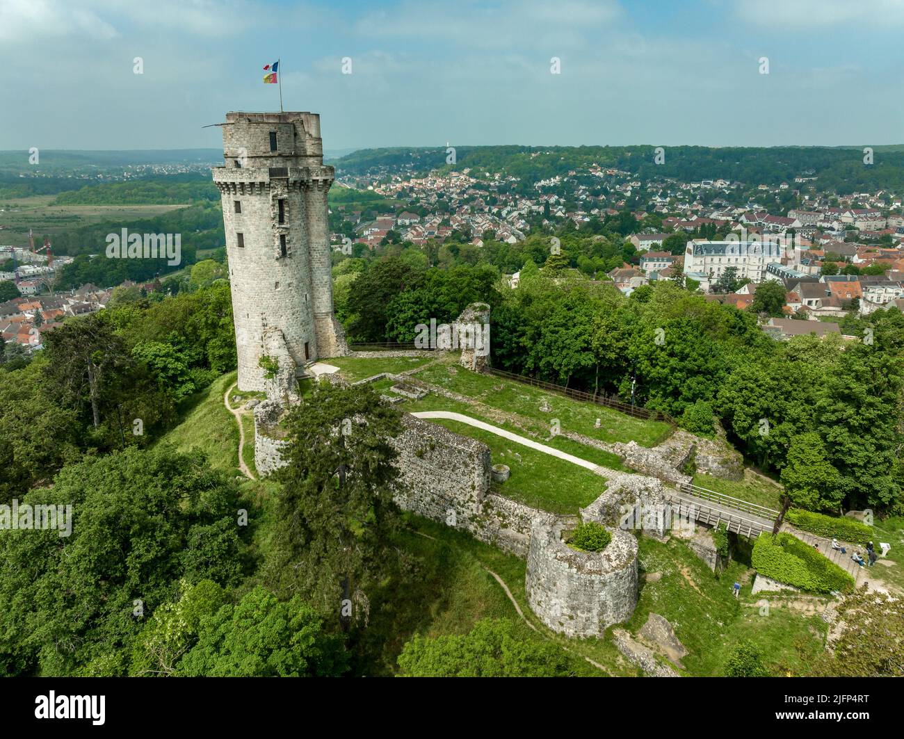 Vue aérienne du château médiéval ruiné de Montlhéry qui contrôle la ...