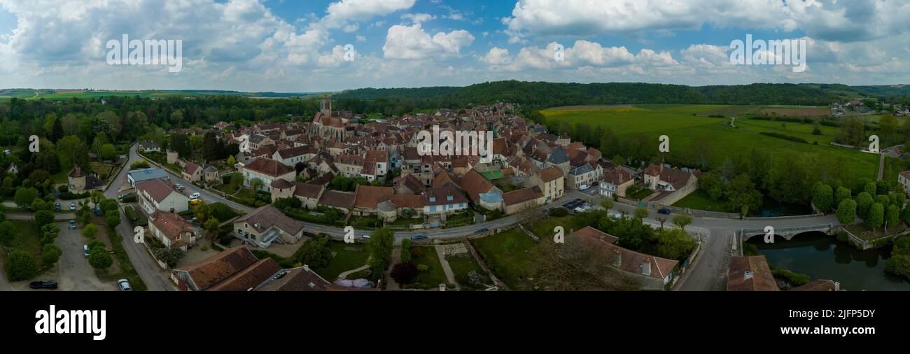 Vue aérienne du village de Noyers dans le joli cadre de la campagne de Chablis sur les rives de la rivière Serein un livre d'histoire réel avec la cobb Banque D'Images