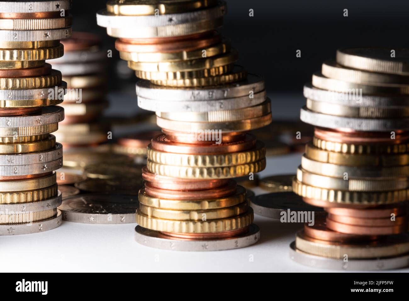 Les euros sont empilés, inclinant vers la droite. Pièces en euros de différentes tailles et dénominations Banque D'Images