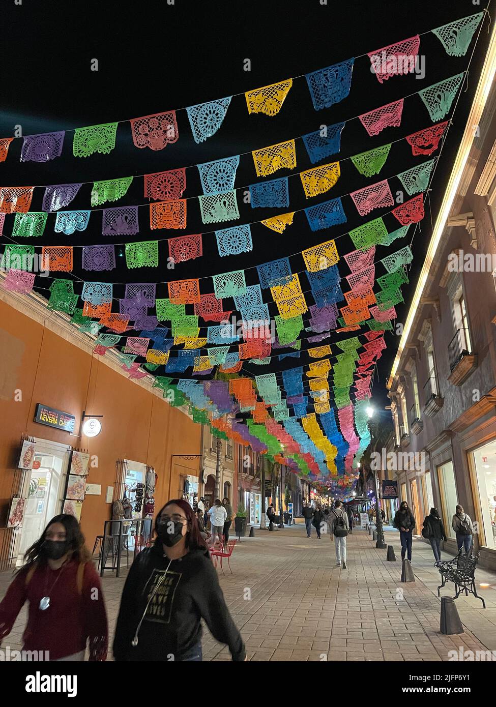 Victoria de Durango, Durango Mexique. Es conocida por su centro histórico, con importantes edificios barrocos mexicanos y coloniales. En 1695 se comenzó a conaluir la Catedral Basílica adorÓ, que tiene arte sacro y tallados en madera en su interior. El Museo de la Ciudad 450, en un palacio convertido, tiene exposant que la historia de la Ciudad. Bebeleche es un museo moderno con exhibiciones interactivas sobre ciencia y cultura. © (photo de Luis Gutierrez/North photo) Banque D'Images
