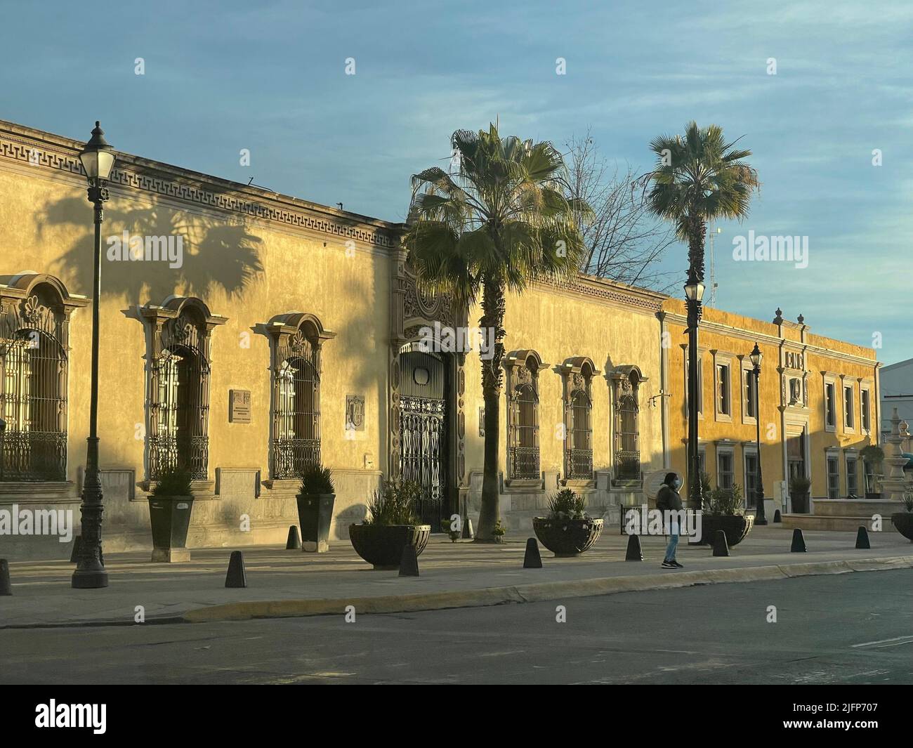 Victoria de Durango, Durango Mexique. Es conocida por su centro histórico, con importantes edificios barrocos mexicanos y coloniales. En 1695 se comenzó a conaluir la Catedral Basílica adorÓ, que tiene arte sacro y tallados en madera en su interior. El Museo de la Ciudad 450, en un palacio convertido, tiene exposant que la historia de la Ciudad. Bebeleche es un museo moderno con exhibiciones interactivas sobre ciencia y cultura. © (photo de Luis Gutierrez/North photo) Banque D'Images