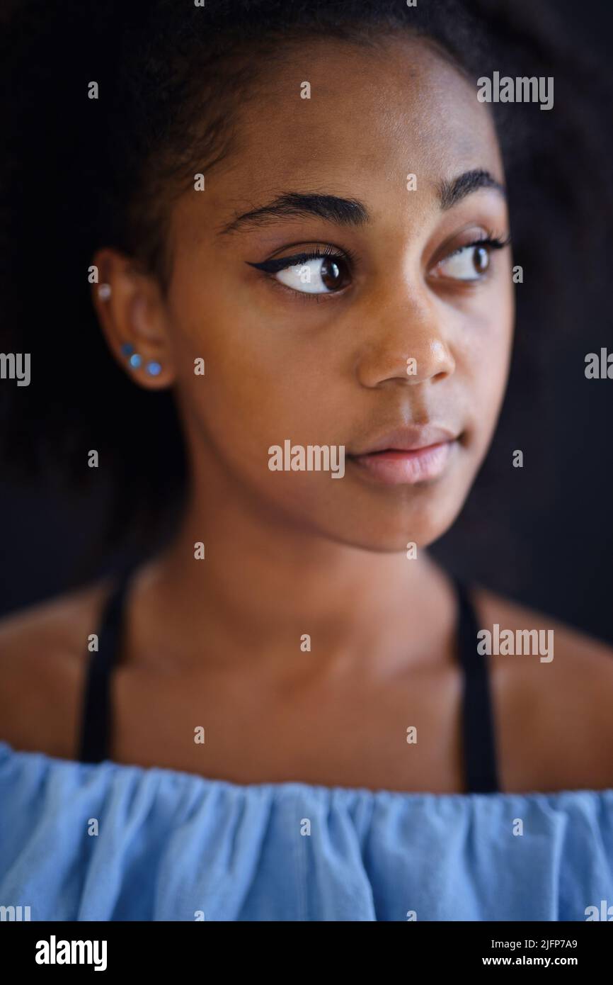 Portrait de triste belle adolescente afro-américaine regardant loin Banque D'Images