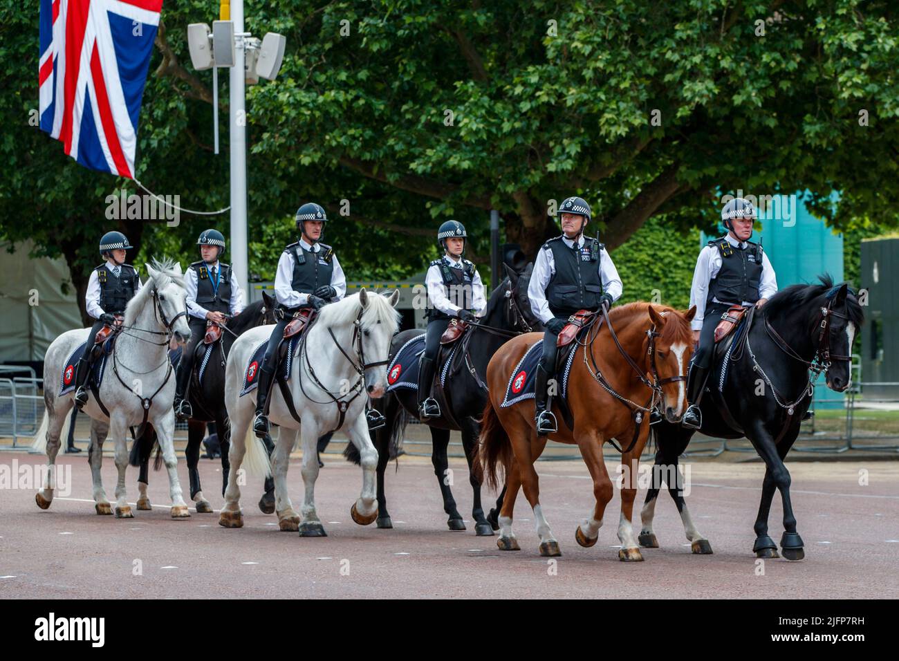 Officiers de police montés à Trooping The Color, Colonel’s Review in the Mall, Londres, Angleterre, Royaume-Uni samedi, 28 mai 2022. Banque D'Images