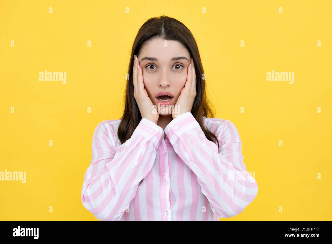 Surpris une jeune femme à la bouche ouverte. Portrait d'une fille excitée et stupéfait. Expressions du visage expressives. Visage féminin excité. Excitée Banque D'Images