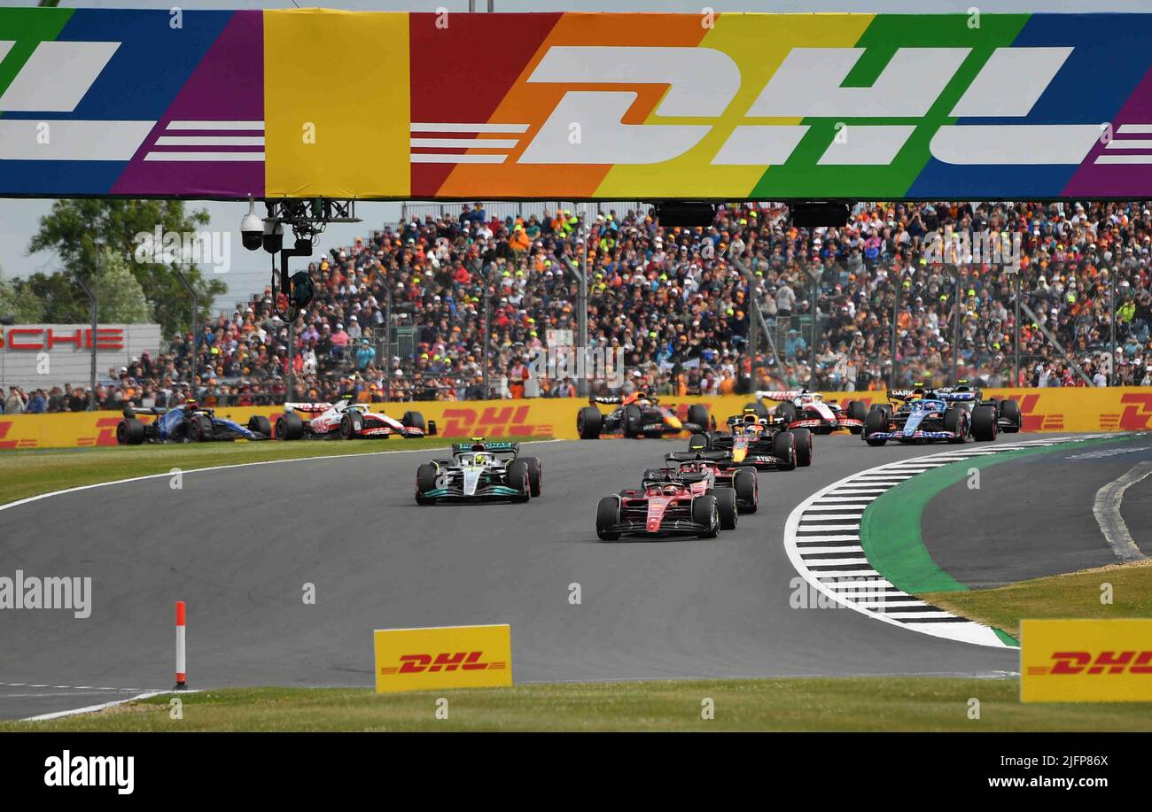 Silverstone, Royaume-Uni. 03rd juillet 2022. SILVERSTONE, Angleterre, 03. JUILLET 2022; DÉPART, Carlos SAINZ Jr. Avec Ferrari en tête, suivi de Charles Leclerc, Ferrari et Lewis Hamilton, Mercdes, crédit: SPP Sport Press photo. /Alamy Live News Banque D'Images