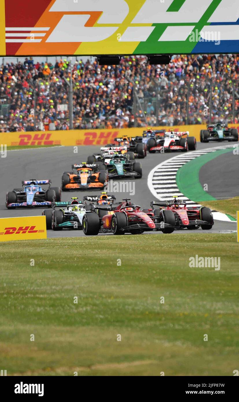 Silverstone, Royaume-Uni. 03rd juillet 2022. SILVERSTONE, Angleterre, 03. JUILLET 2022; DÉPART, Carlos SAINZ Jr. Avec Ferrari en tête, suivi de Charles Leclerc, Ferrari et Lewis Hamilton, Mercdes, crédit: SPP Sport Press photo. /Alamy Live News Banque D'Images