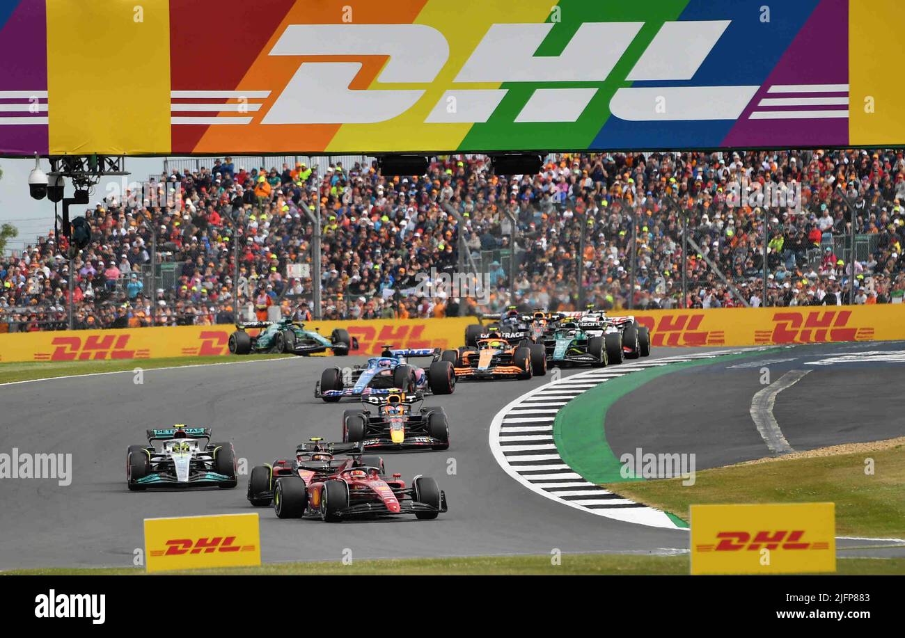 Silverstone, Royaume-Uni. 03rd juillet 2022. SILVERSTONE, Angleterre, 03. JUILLET 2022; DÉPART, Carlos SAINZ Jr. Avec Ferrari en tête, suivi de Charles Leclerc, Ferrari et Lewis Hamilton, Mercdes, crédit: SPP Sport Press photo. /Alamy Live News Banque D'Images