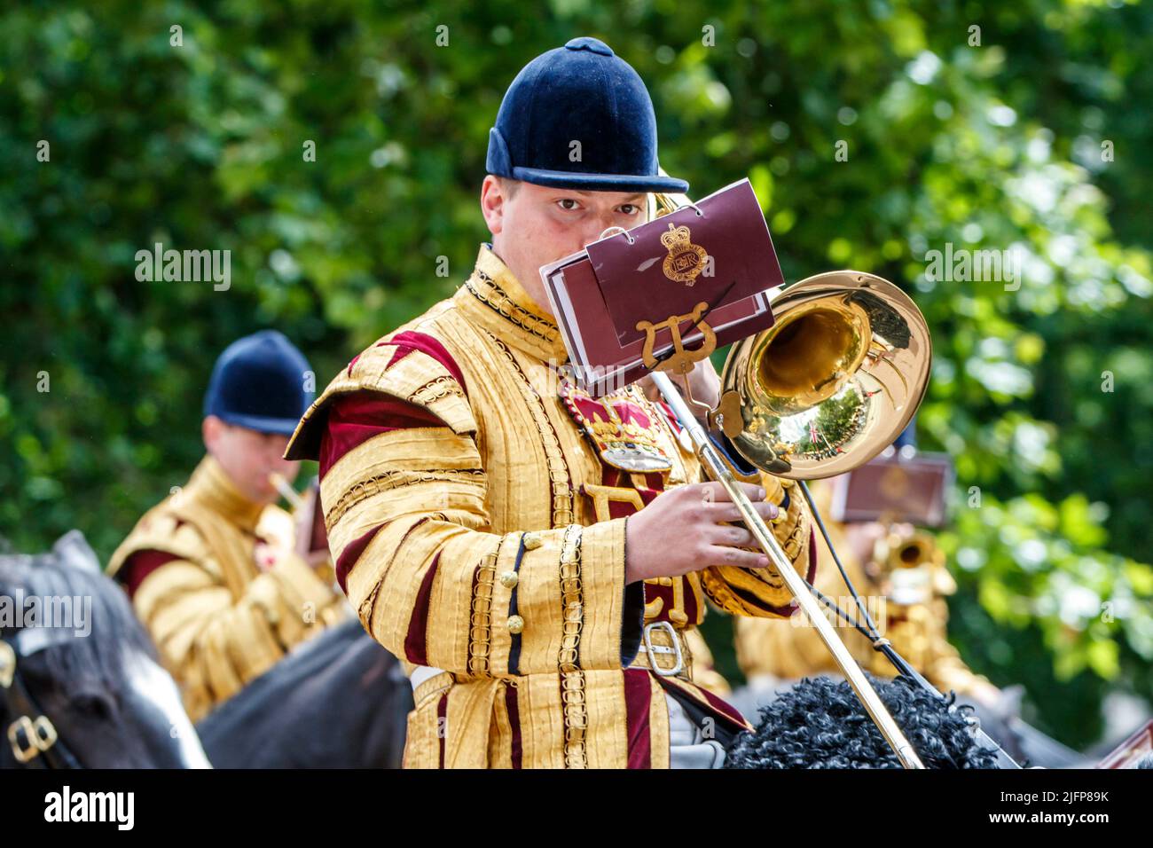 Bande montée de la cavalerie de la maison à Trooping the Color, Revue du colonel dans le Mall, Londres, Angleterre, Royaume-Uni samedi, 28 mai 2022. Banque D'Images