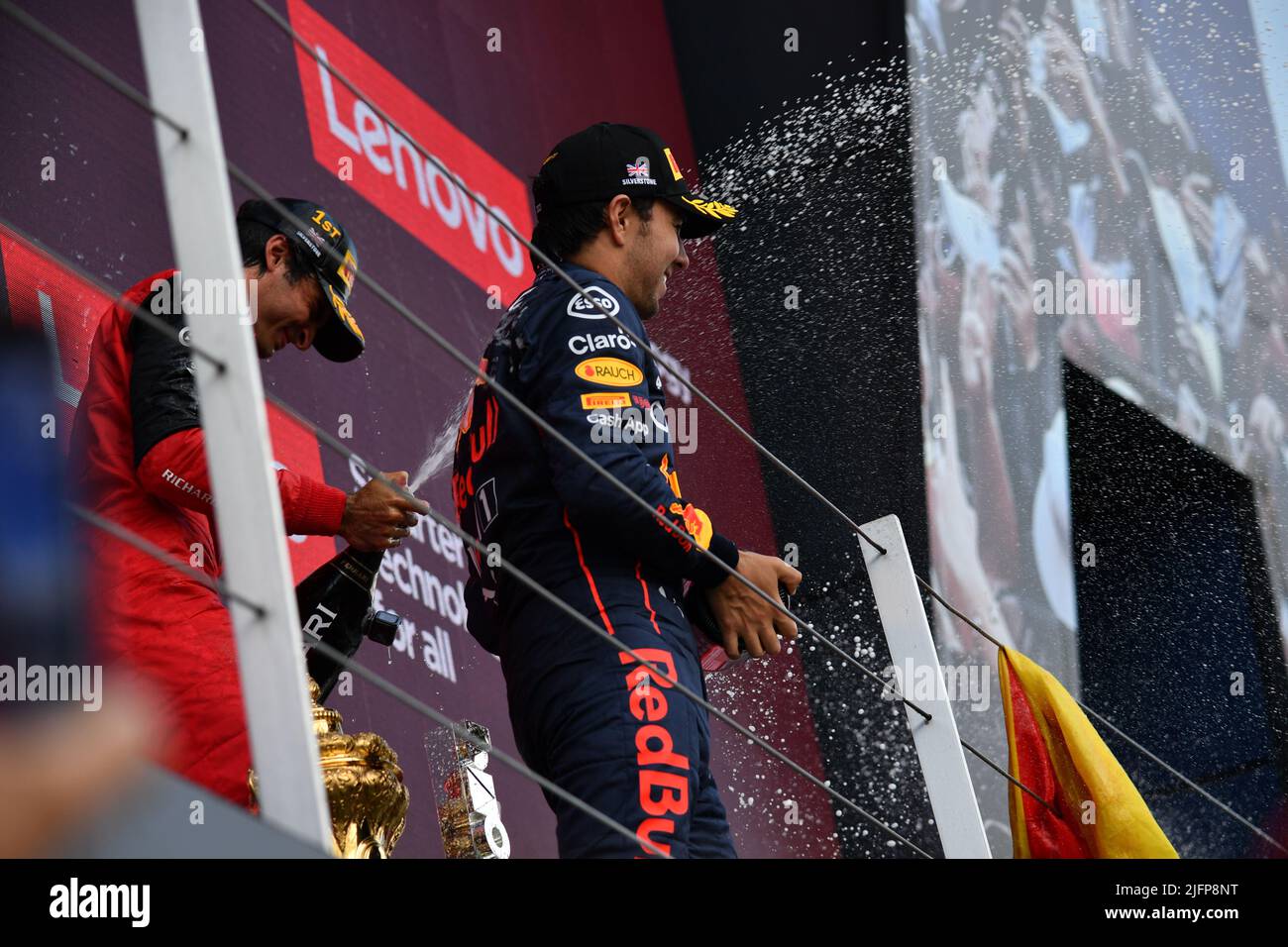Silverstone, Royaume-Uni. 03rd juillet 2022. SILVERSTONE, Angleterre, 02. JUILLET 2022; #11. Sergio PEREZ Mendoza, MEX, Oracle Red Bull Racing après la course, finaliste, avec #55, Carlos SAINZ Jr., ESP, Team Scuderia Ferrari, vainqueur du circuit Silverstone - Formel 1 Grosser Preis von England, 02. JUILLET 2022 - image, photo et Copyright © Anthony STANLEY/ATP images (STANLEY Anthony/ATP/SPP) crédit: SPP Sport Press photo. /Alamy Live News Banque D'Images