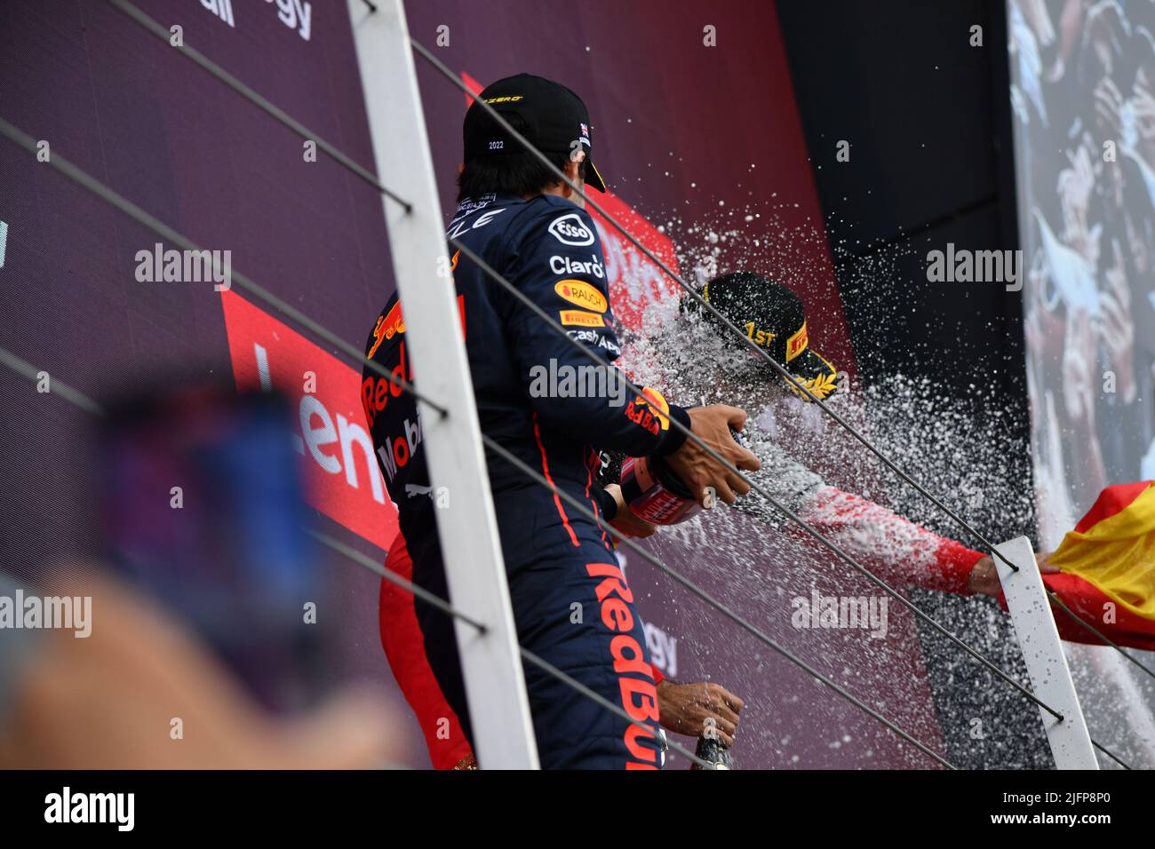 Silverstone, Royaume-Uni. 03rd juillet 2022. SILVERSTONE, Angleterre, 02. JUILLET 2022; #11. Sergio PEREZ Mendoza, MEX, Oracle Red Bull Racing après la course, finaliste, avec #55, Carlos SAINZ Jr., ESP, Team Scuderia Ferrari, vainqueur du circuit Silverstone - Formel 1 Grosser Preis von England, 02. JUILLET 2022 - image, photo et Copyright © Anthony STANLEY/ATP images (STANLEY Anthony/ATP/SPP) crédit: SPP Sport Press photo. /Alamy Live News Banque D'Images