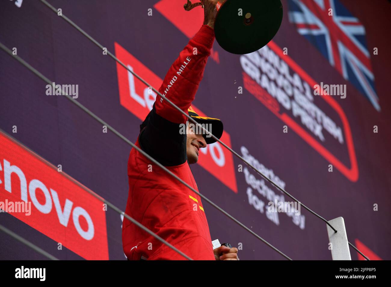 Silverstone, Royaume-Uni. 03rd juillet 2022. SILVERSTONE, Angleterre, 02. JUILLET 2022 ; PODIUM, n° 55, Carlos SAINZ Jr., ESP, Team Scuderia Ferrari, vainqueur du circuit Silverstone - Formel 1 Grosser Preis von England, 02. JUILLET 2022 - image, photo et Copyright © Anthony STANLEY/ATP images (STANLEY Anthony/ATP/SPP) crédit: SPP Sport Press photo. /Alamy Live News Banque D'Images