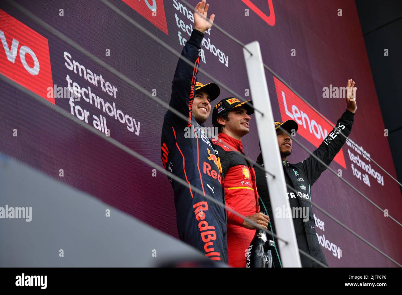Silverstone, Royaume-Uni. 03rd juillet 2022. SILVERSTONE, Angleterre, 02. JUILLET 2022; PODIUM, #11. Sergio PEREZ Mendoza, MEX, Oracle Red Bull Racing après la course, finaliste, avec #55, Carlos SAINZ Jr., ESP, Team Scuderia Ferrari, vainqueur de la course et 3rd places Lewis HAMILTON, circuit Silverstone - Formel 1 Grosser Preis von England, 02. JUILLET 2022 - image, photo et Copyright © Anthony STANLEY/ATP images (STANLEY Anthony/ATP/SPP) crédit: SPP Sport Press photo. /Alamy Live News Banque D'Images