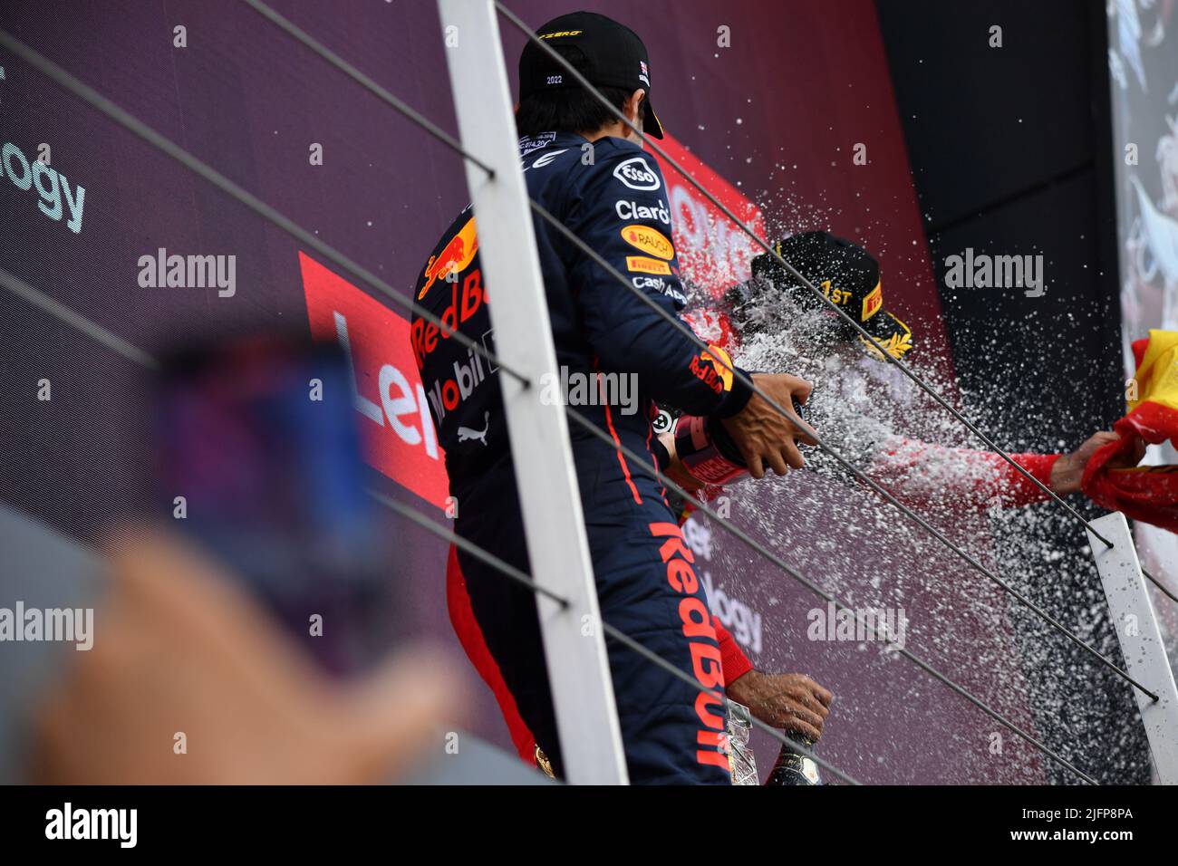 Silverstone, Royaume-Uni. 03rd juillet 2022. SILVERSTONE, Angleterre, 02. JUILLET 2022; #11. Sergio PEREZ Mendoza, MEX, Oracle Red Bull Racing après la course, finaliste, avec #55, Carlos SAINZ Jr., ESP, Team Scuderia Ferrari, vainqueur du circuit Silverstone - Formel 1 Grosser Preis von England, 02. JUILLET 2022 - image, photo et Copyright © Anthony STANLEY/ATP images (STANLEY Anthony/ATP/SPP) crédit: SPP Sport Press photo. /Alamy Live News Banque D'Images