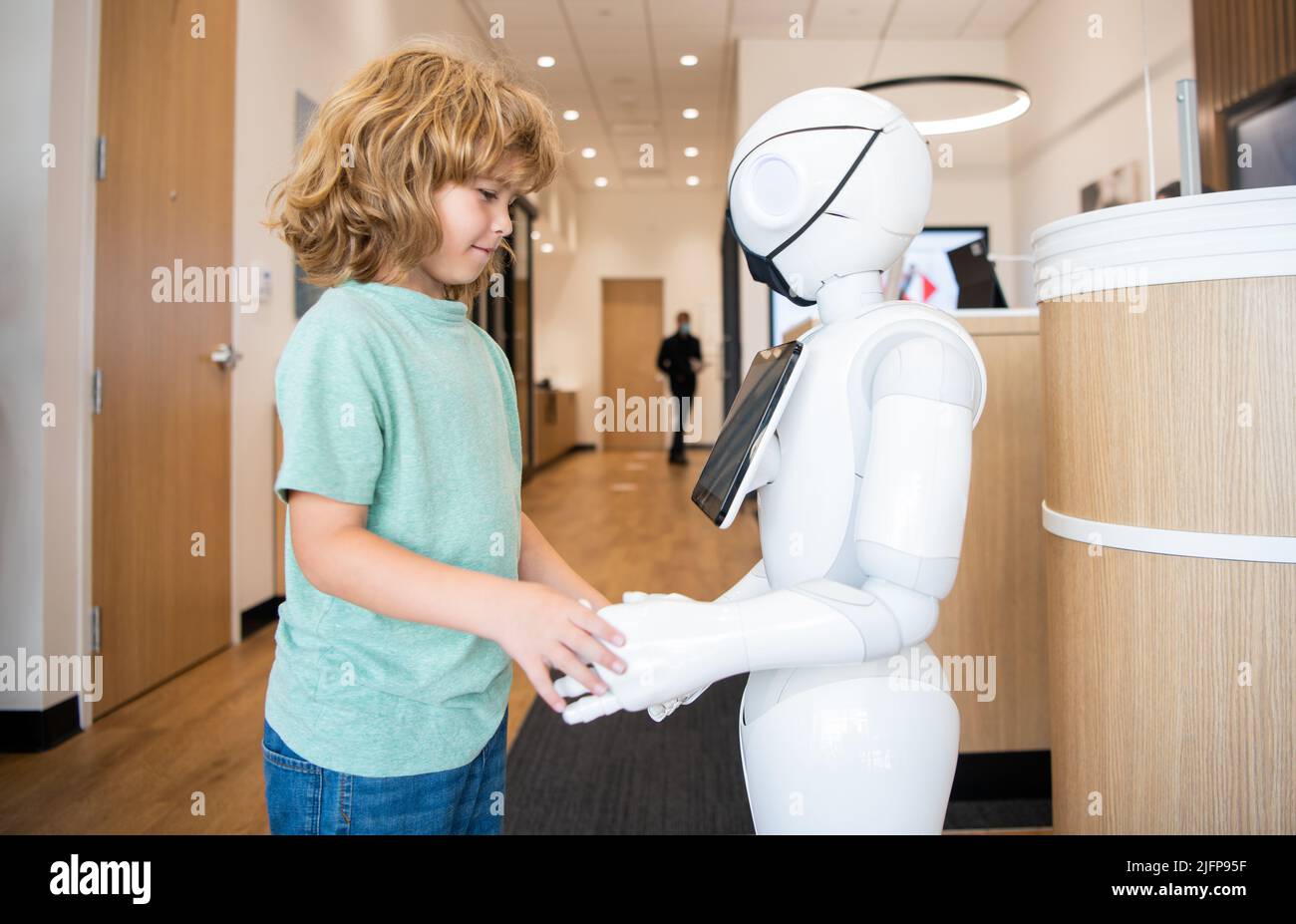 l'enfant interagit avec le robot en tant que technologie innovante, communication Banque D'Images