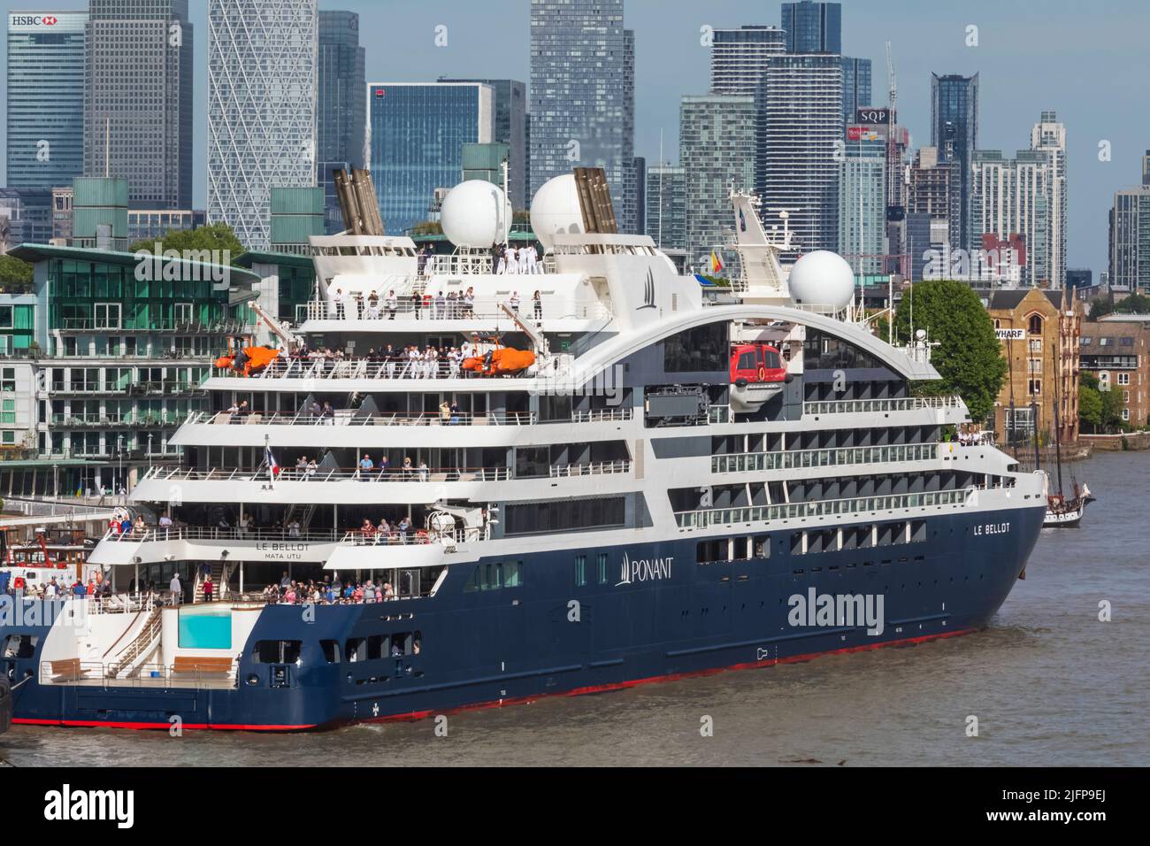 Bateau de croisière le Bellot avec Canary Wharf Skyline dans le Backkground, Londres, Angleterre Banque D'Images