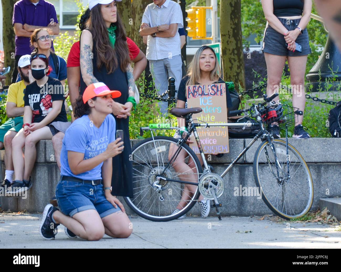 Le participant tient des panneaux anti-GLACE au Cadman Plaza de Brooklyn pour exiger la justice pour les droits des immigrants sur 4 juillet 2022. Banque D'Images