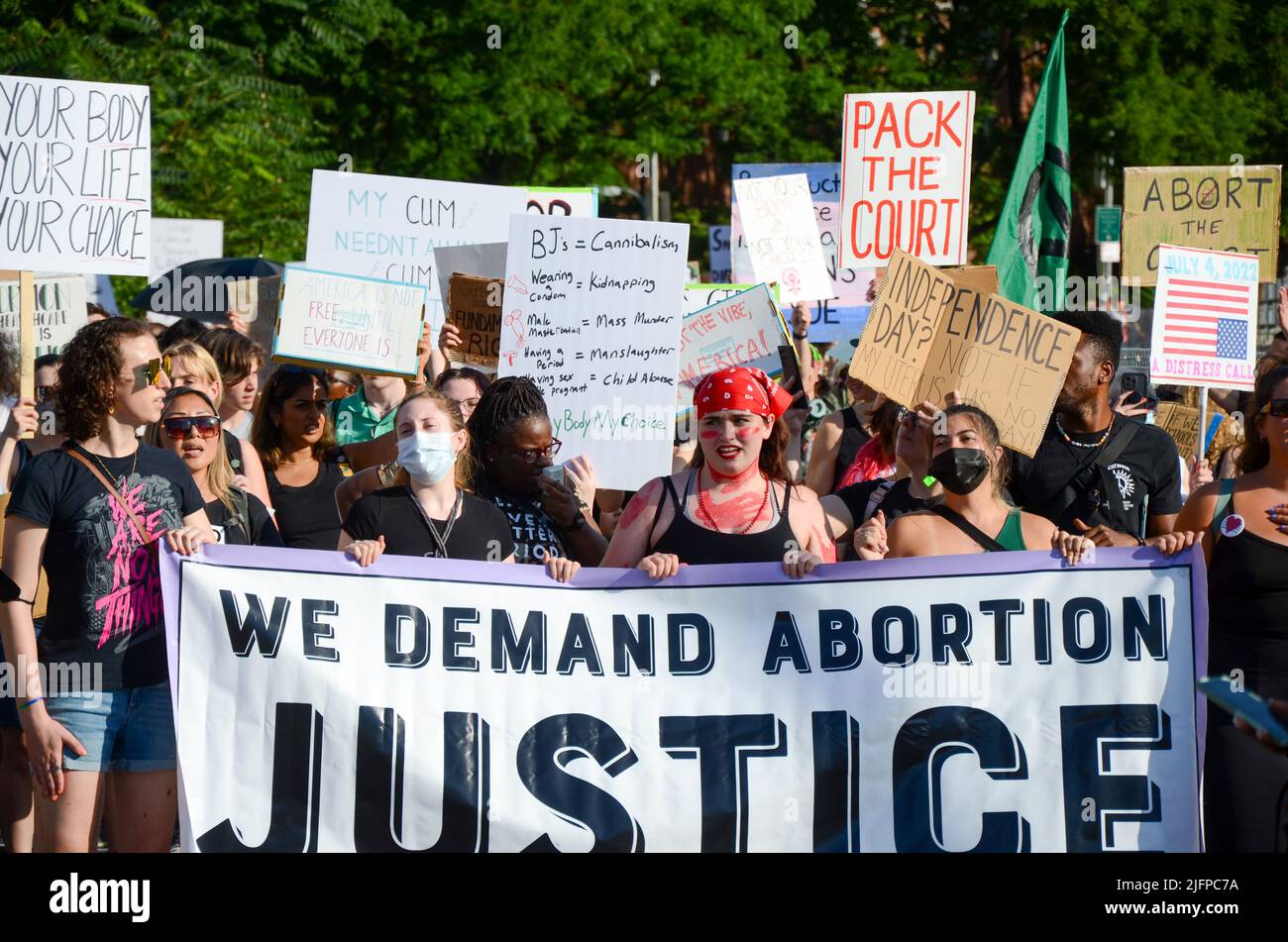 Divers groupes d'activistes défilent sur le pont de Brooklyn à New York pour exiger la justice pour l'avortement, l'environnement, la vie noire sur 4 juillet 2022. Banque D'Images