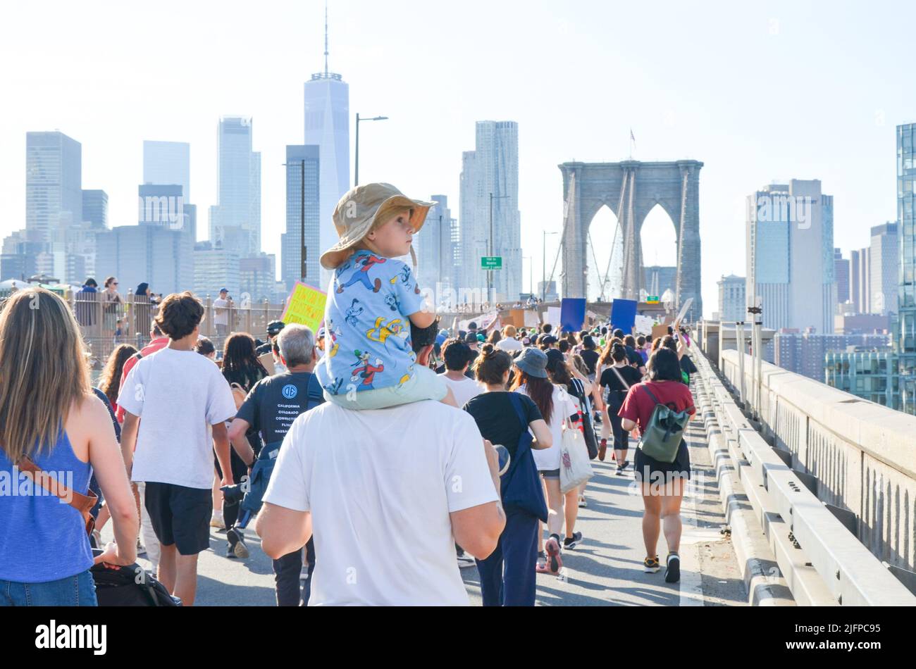 Des centaines de personnes portent des panneaux tout en marchant sur le pont de Brooklyn, à New York, pour exiger la justice pour l'avortement et d'autres questions sociales 4 juillet 2022. Banque D'Images