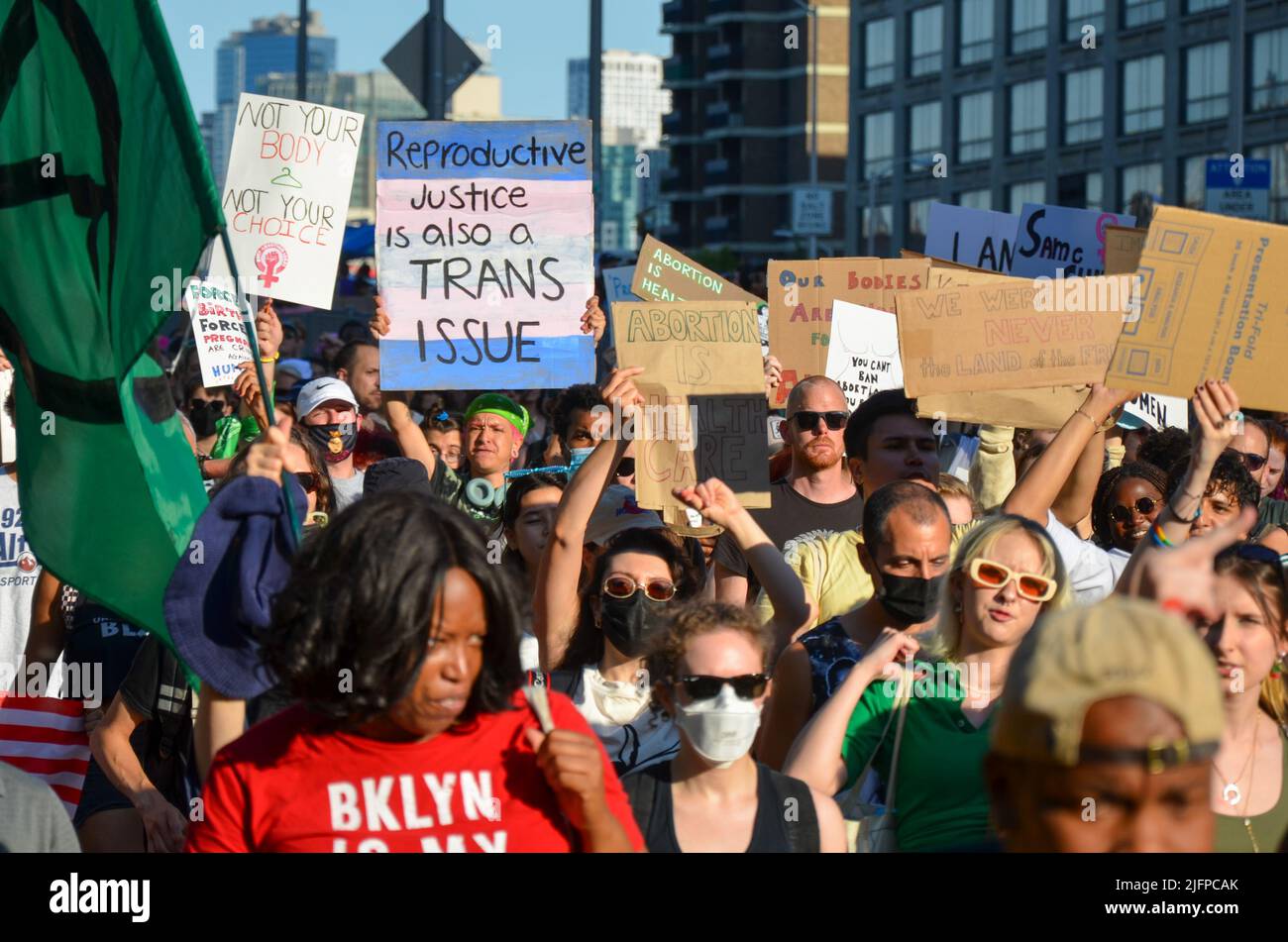 Des centaines de personnes portent des panneaux tout en marchant sur le pont de Brooklyn, à New York, pour exiger la justice pour l'avortement et d'autres questions sociales 4 juillet 2022. Banque D'Images