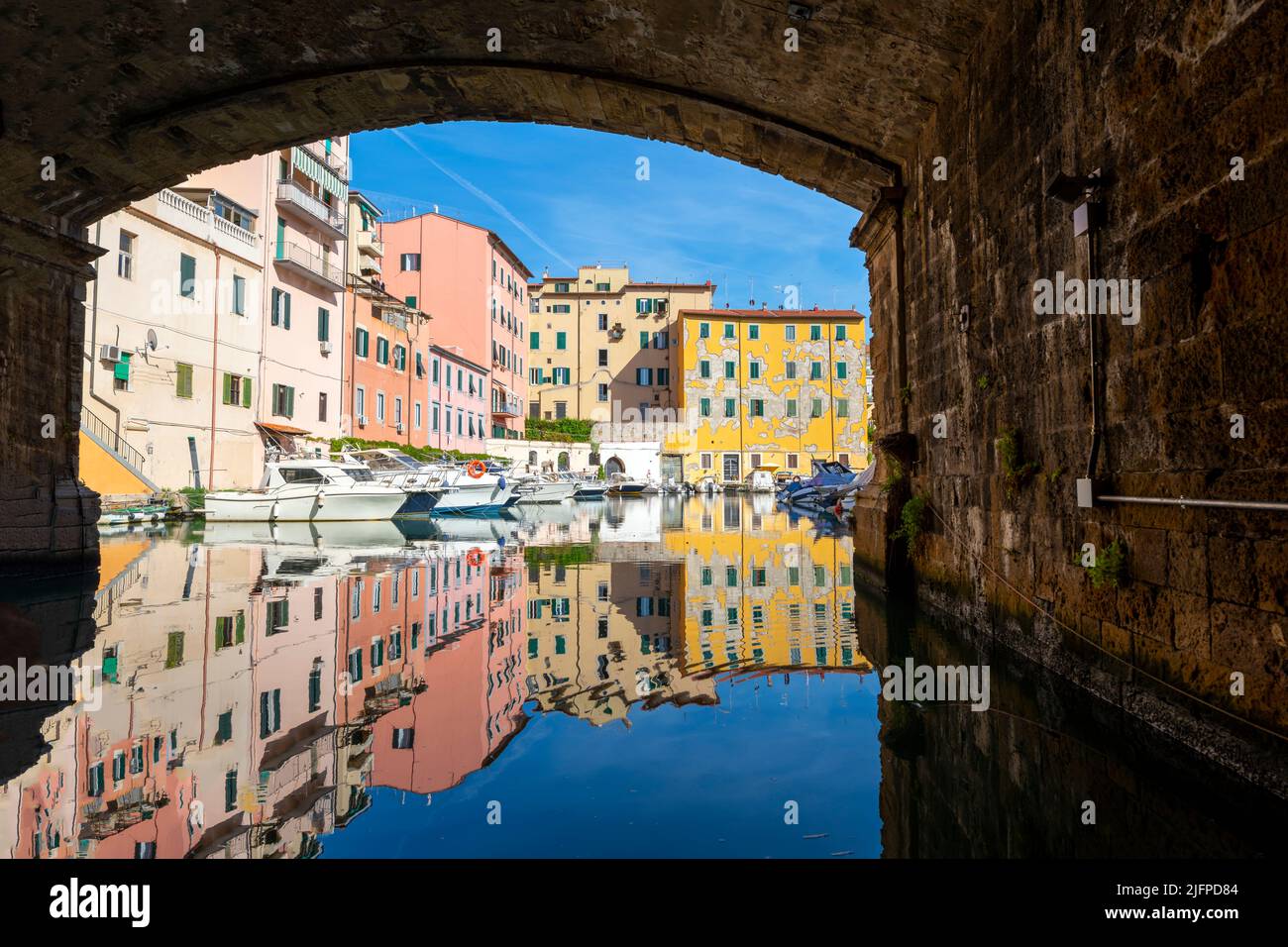Sous l'un des ponts en tunnel au-dessus des canaux de la Nouvelle Venise dans la ville portuaire méditerranéenne de Livourne, en Italie, dans la région de Toscane. Banque D'Images