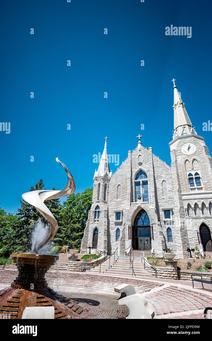 Omaha, Nebraska, États-Unis - 5,2022 - Église catholique paroissiale de Saint-Jean sur le campus de l'université de Creighton. Banque D'Images