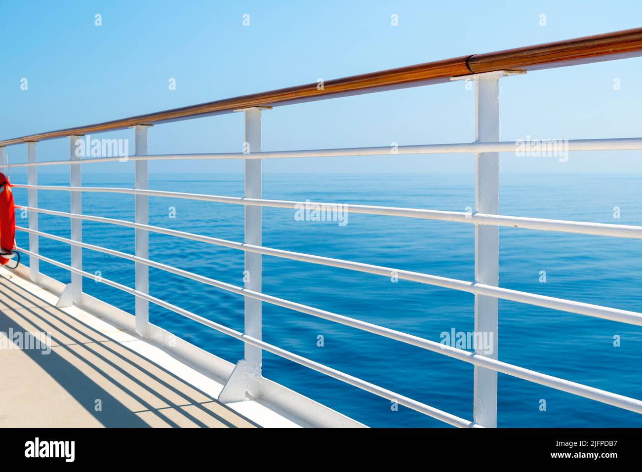 Vue sur l'océan bleu et le ciel depuis le pont supérieur de la promenade d'un bateau de croisière en mer. Banque D'Images