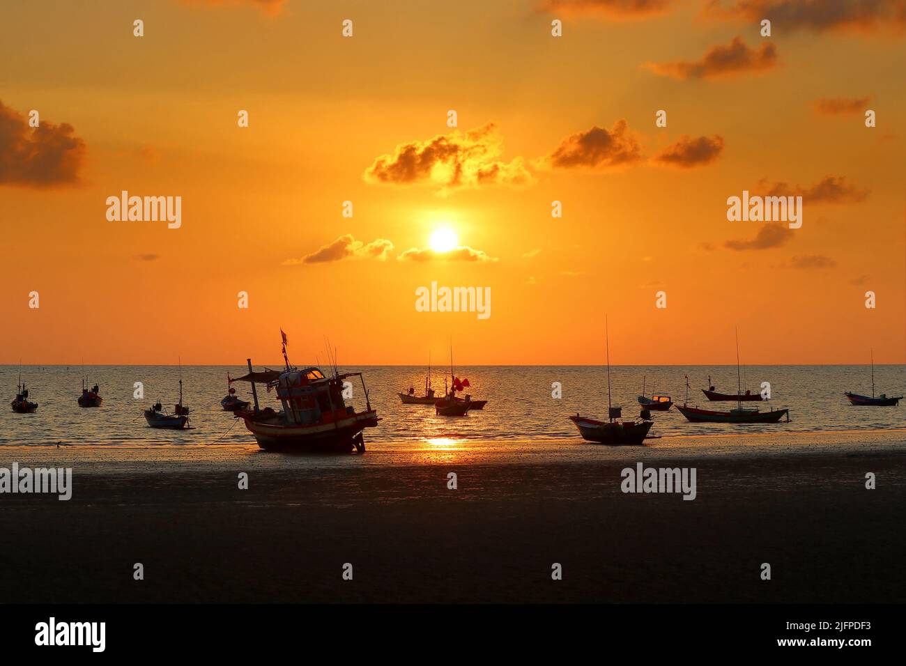 bateau de pêche dans la mer avec beau coucher de soleil sur fond Banque D'Images