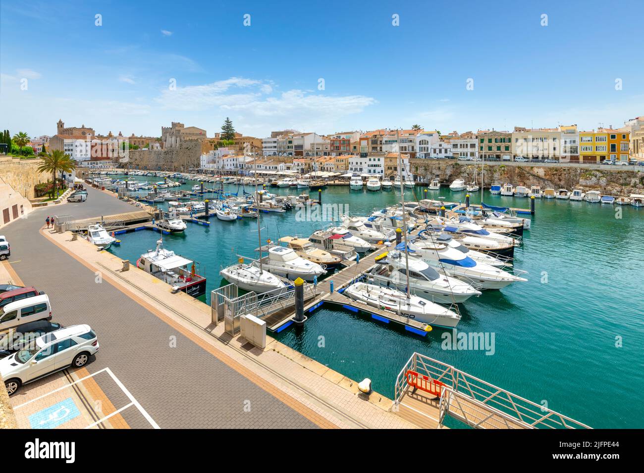 La ville médiévale fortifiée de Ciutadella de Menorca se trouve au-dessus du port méditerranéen avec des bateaux de pêche bordant la promenade des boutiques et des cafés. Banque D'Images